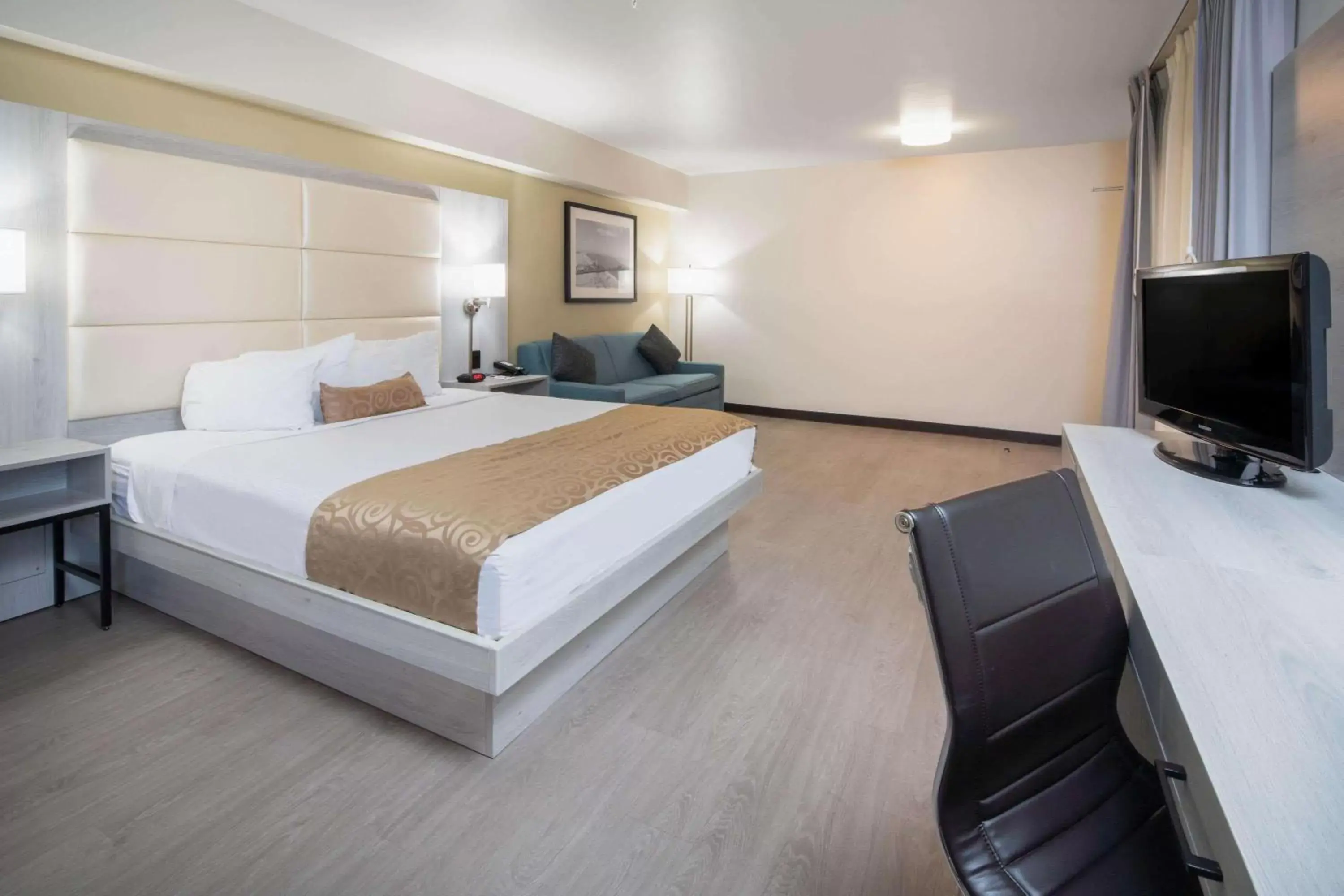 Photo of the whole room, Bed in Ramada by Wyndham Burbank Airport