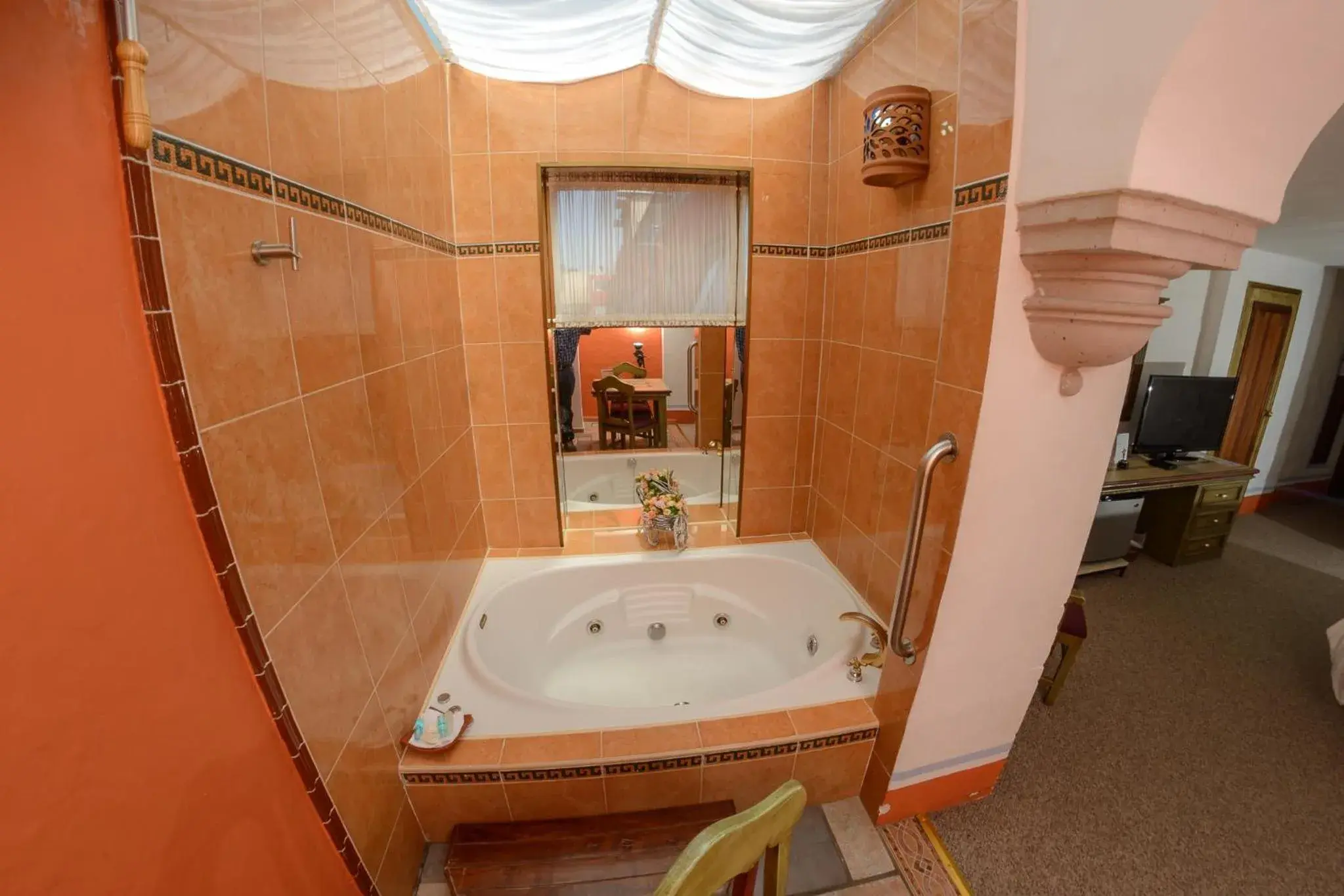 Hot Spring Bath, Bathroom in Howard Johnson Calle Real Morelia