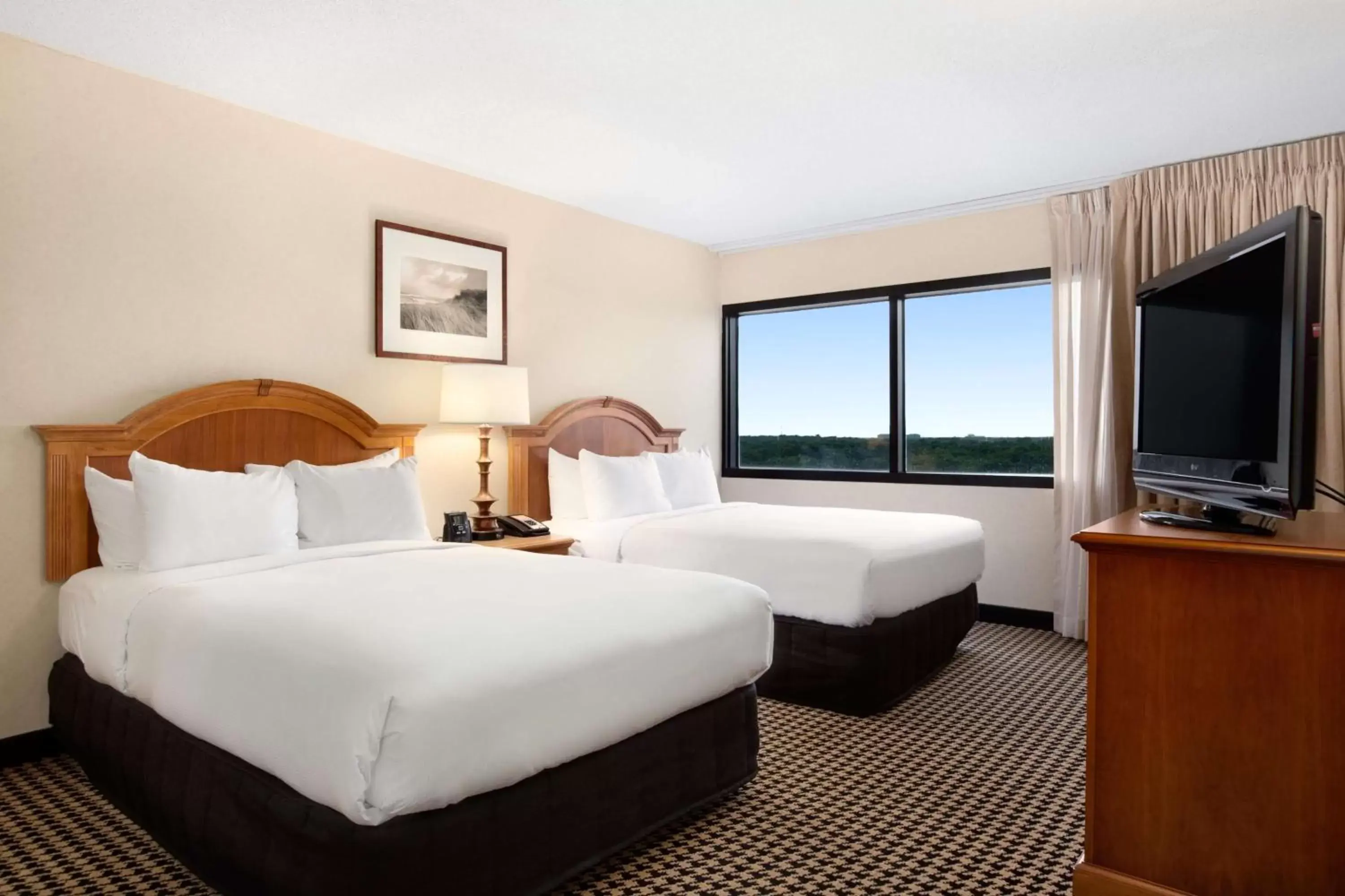 Bed in Hilton Suites Chicago/Oakbrook Terrace