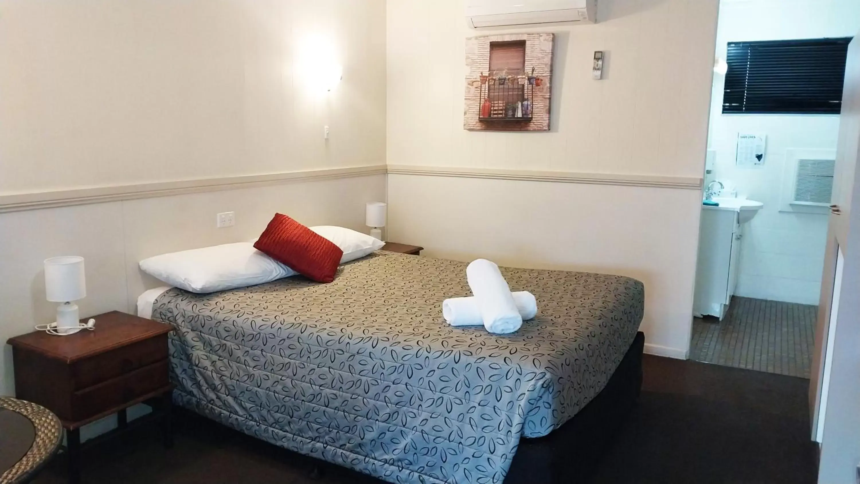 Bedroom, Bed in Miners Lodge Motor Inn