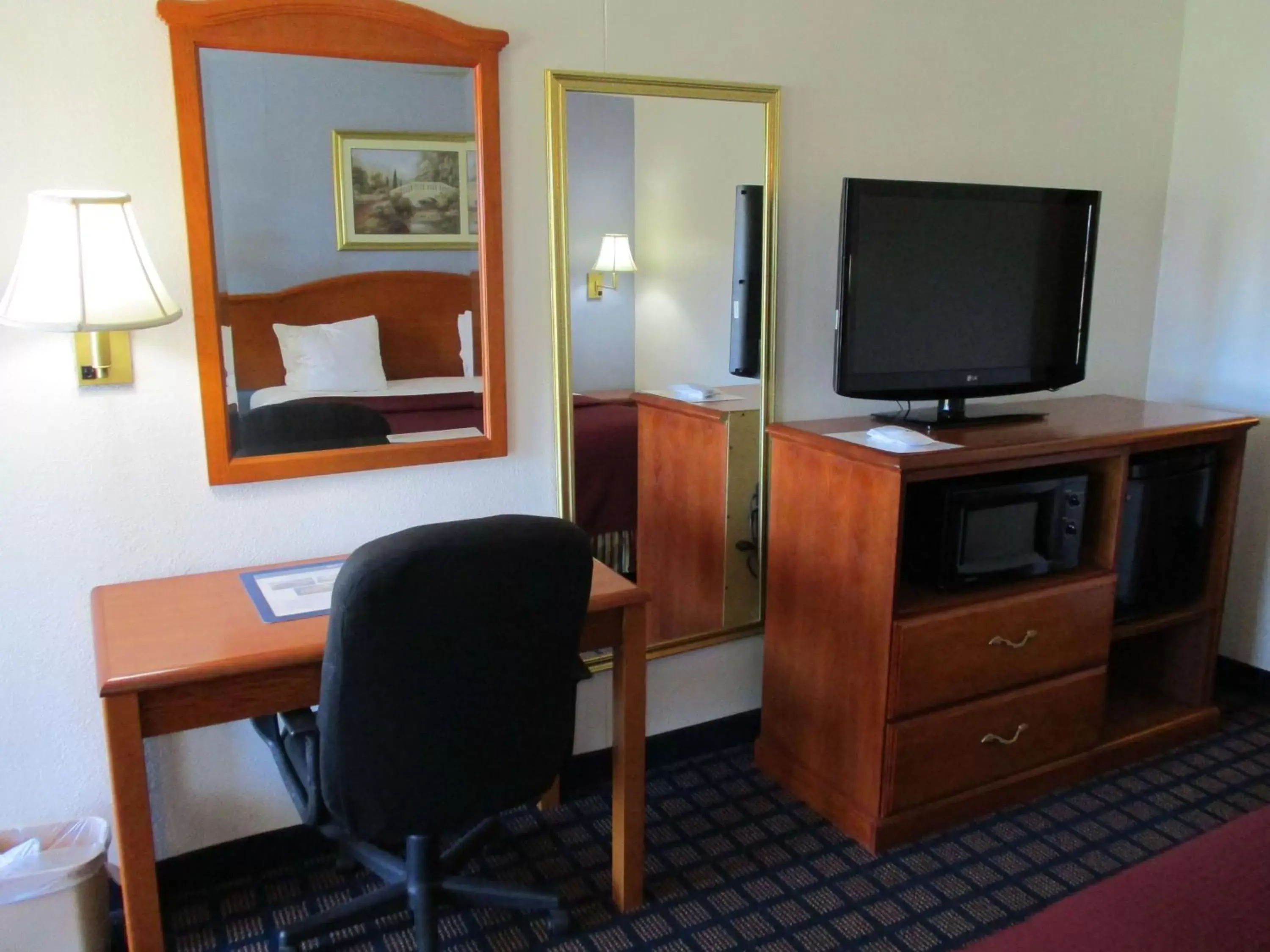Photo of the whole room, TV/Entertainment Center in Best Western Palestine Inn