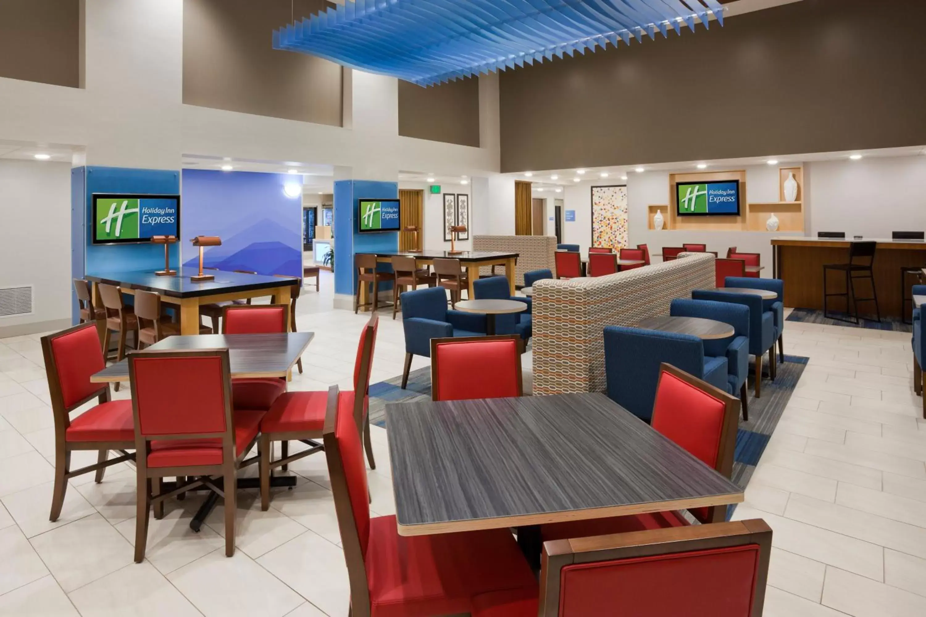 Lobby or reception, Restaurant/Places to Eat in Holiday Inn Express Hotel & Suites Minneapolis-Golden Valley, an IHG Hotel