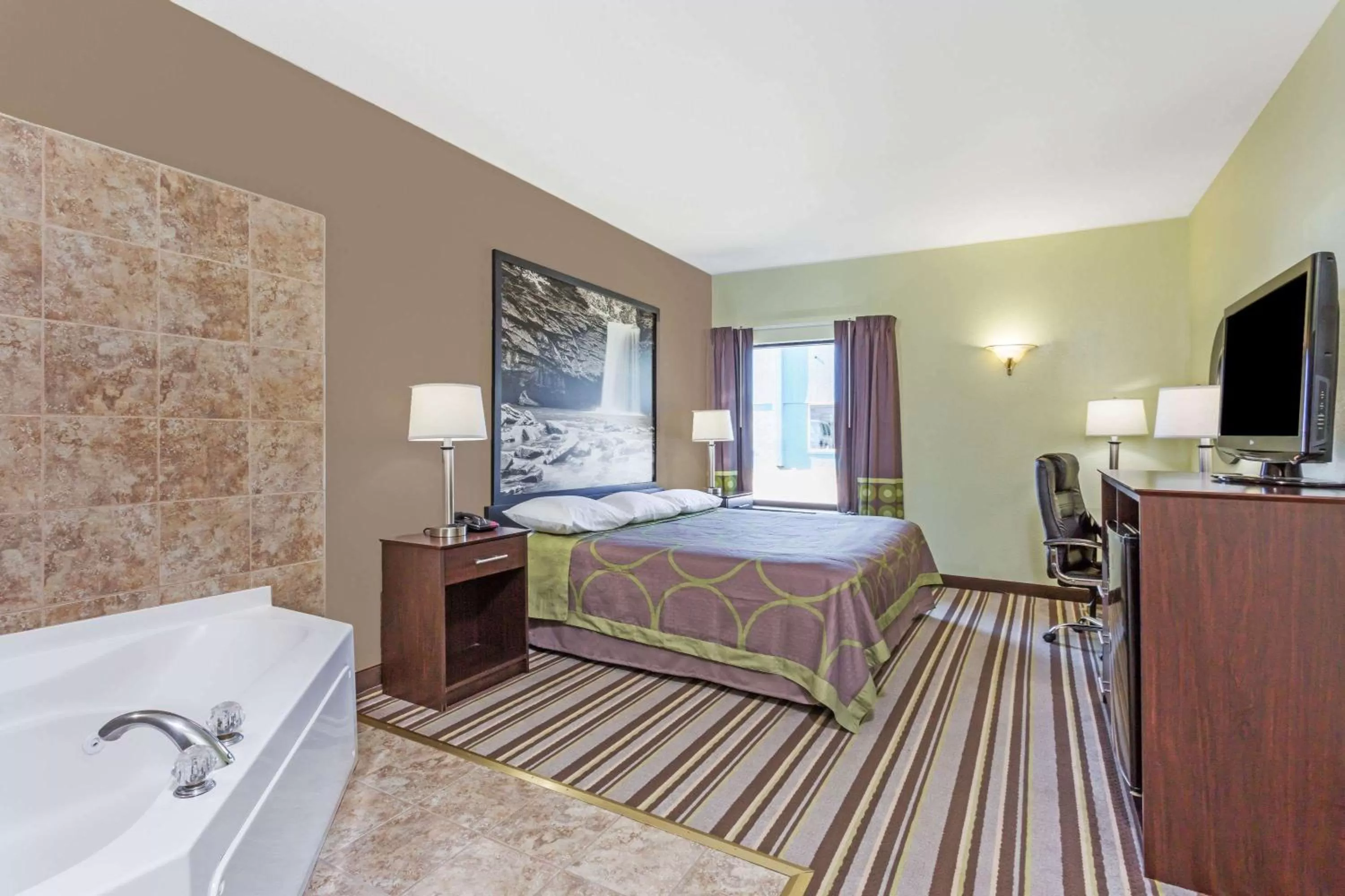 Photo of the whole room, Bed in Super 8 by Wyndham Hull Street Midlothian Richmond Area