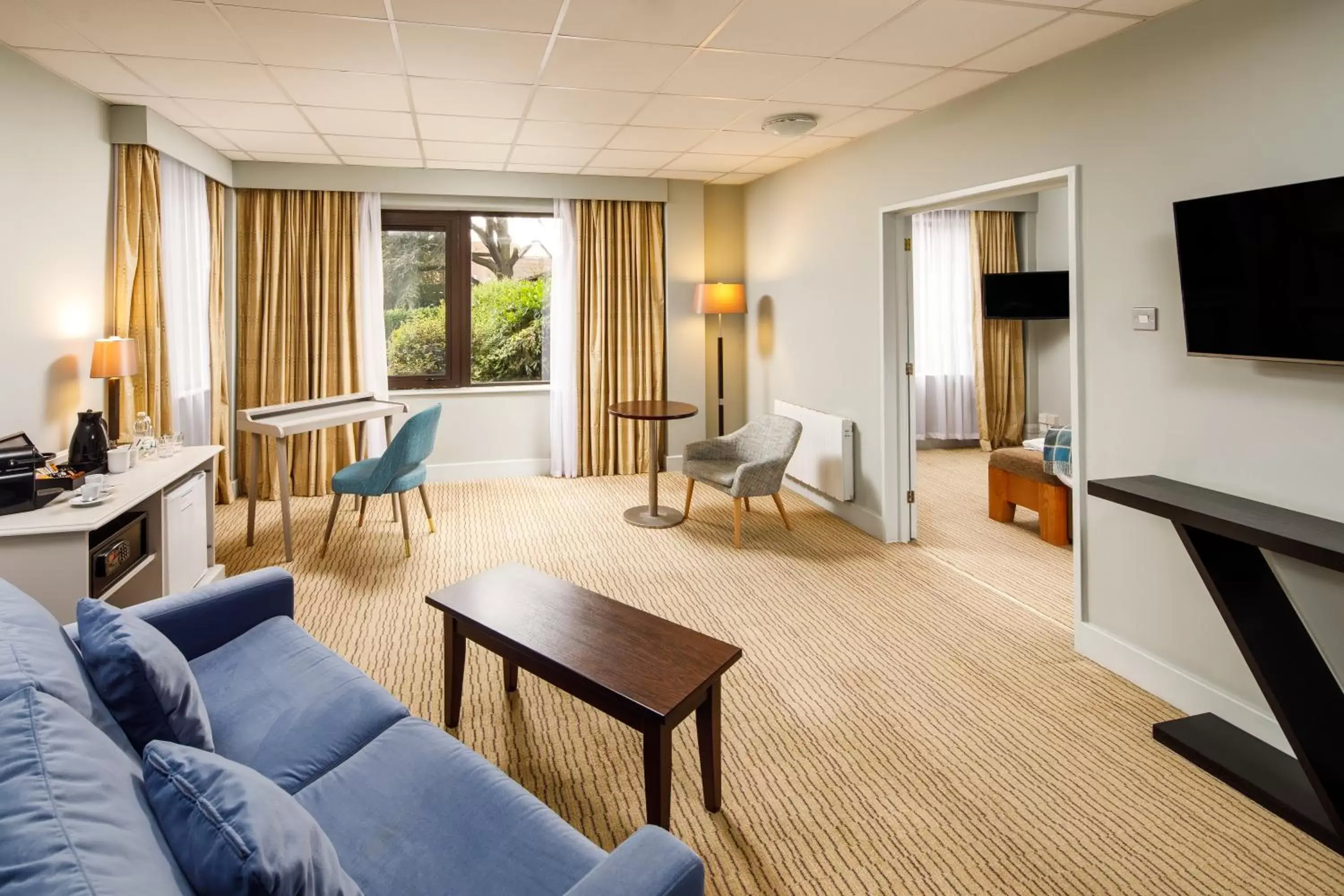 Bedroom, Seating Area in Mercure Hull Grange Park Hotel