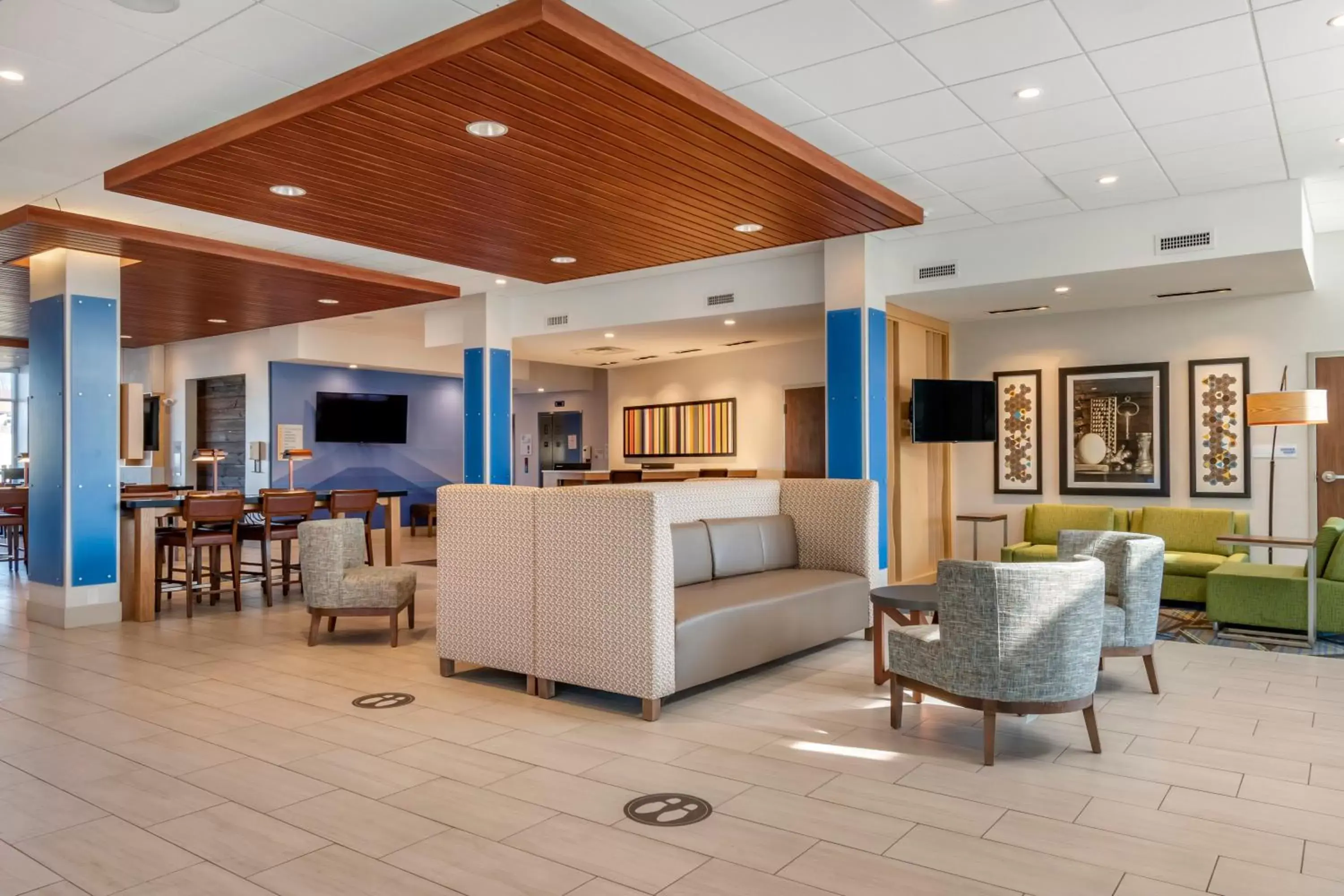 Property building, Lobby/Reception in Holiday Inn Express & Suites - Carlisle Southwest I-81, an IHG Hotel