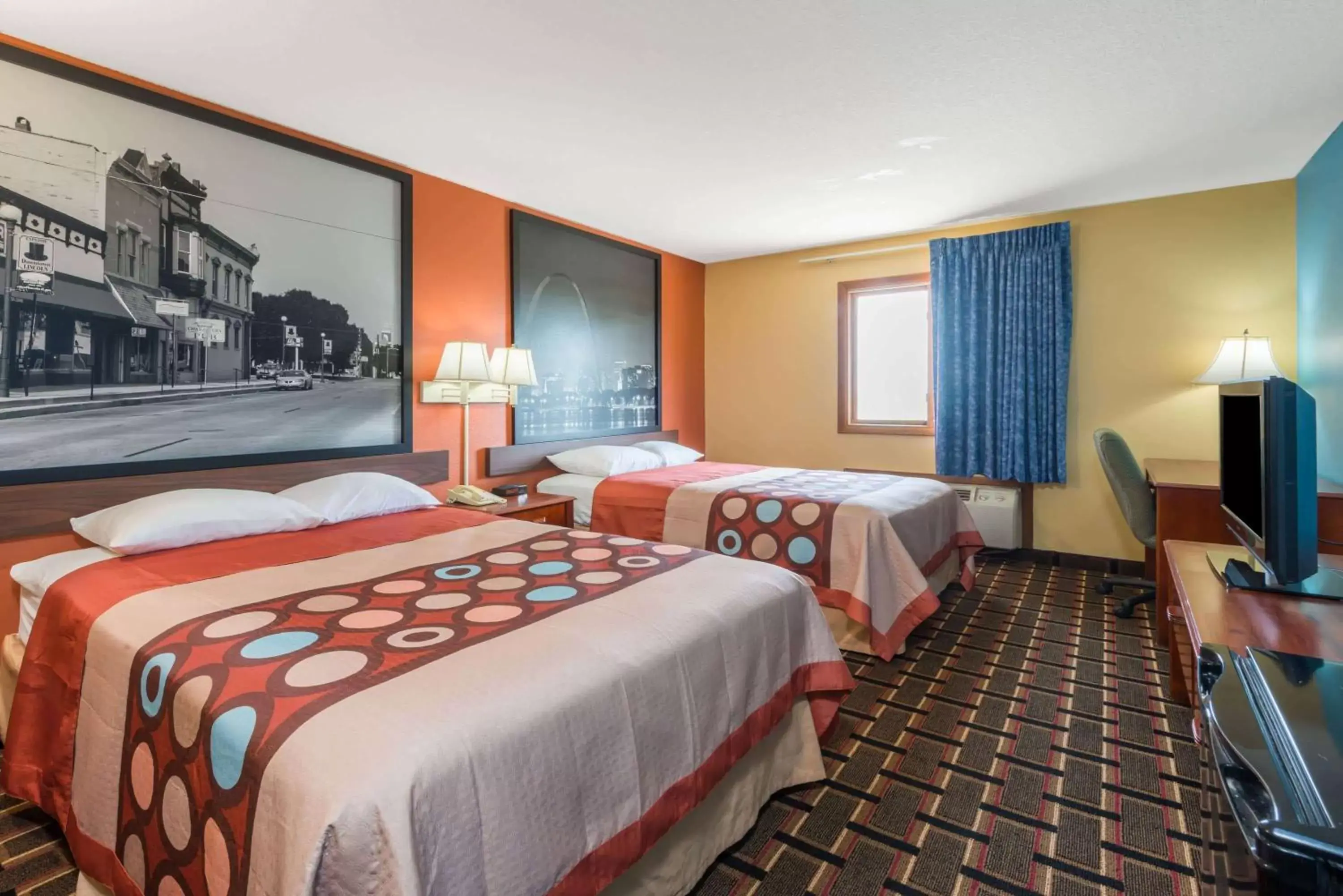 Photo of the whole room, Bed in Super 8 by Wyndham Staunton