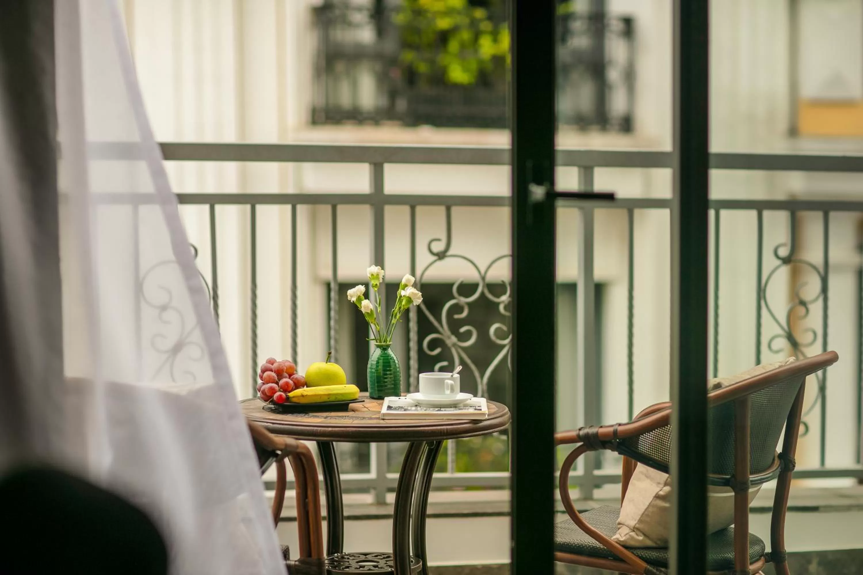 Patio in MAY DE VILLE Lakeside Hotel