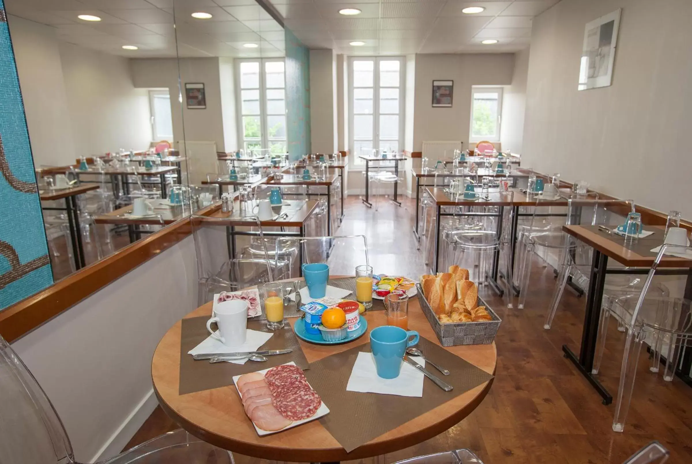 Buffet breakfast, Restaurant/Places to Eat in Cit'Hotel le Challonge