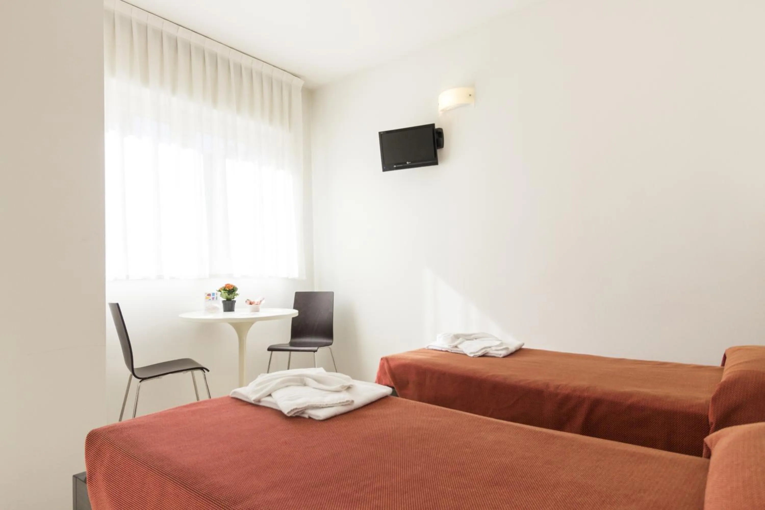 Photo of the whole room, Bed in Hotel Sharing