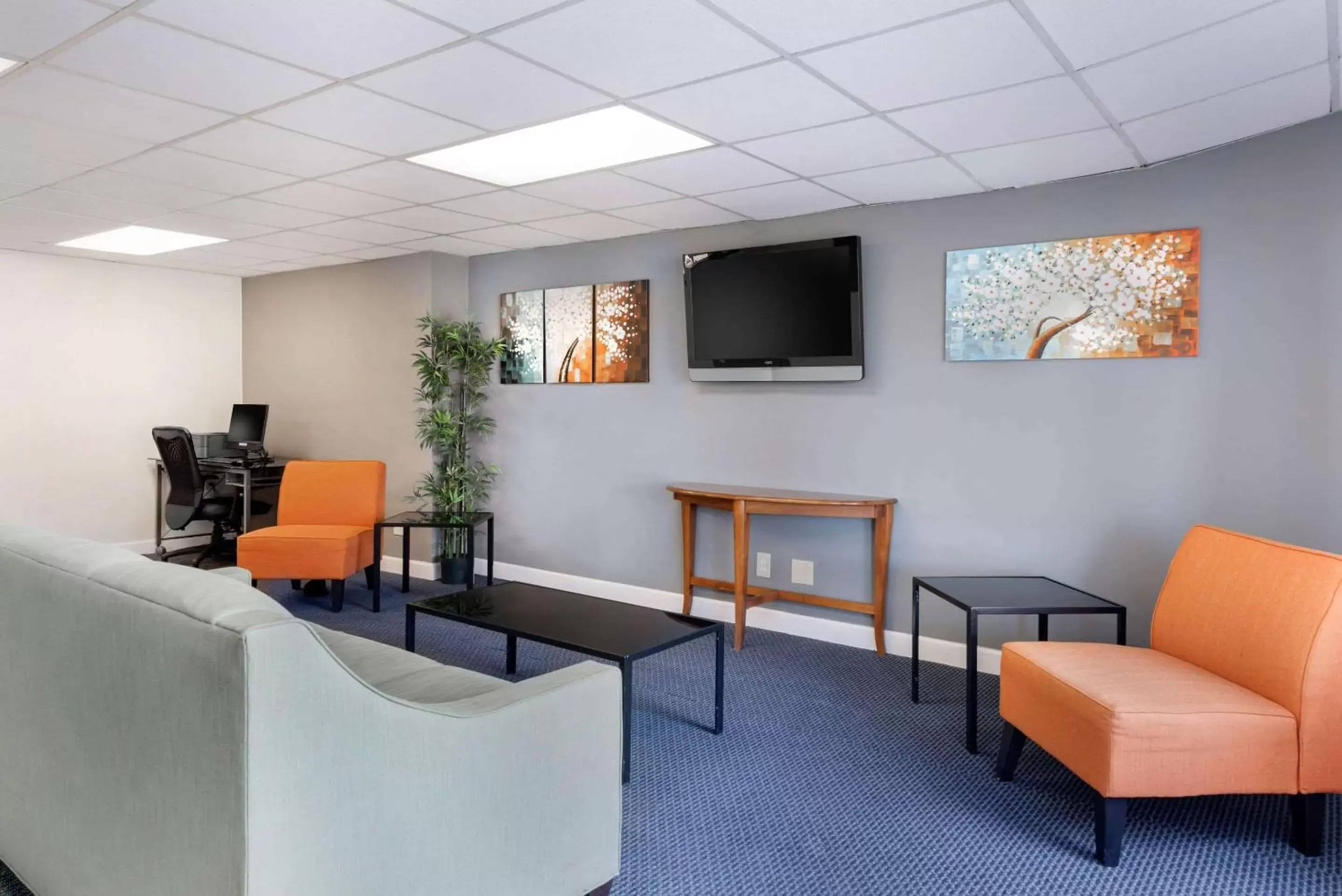 Lobby or reception, TV/Entertainment Center in Quality Inn & Suites Lafayette I-65