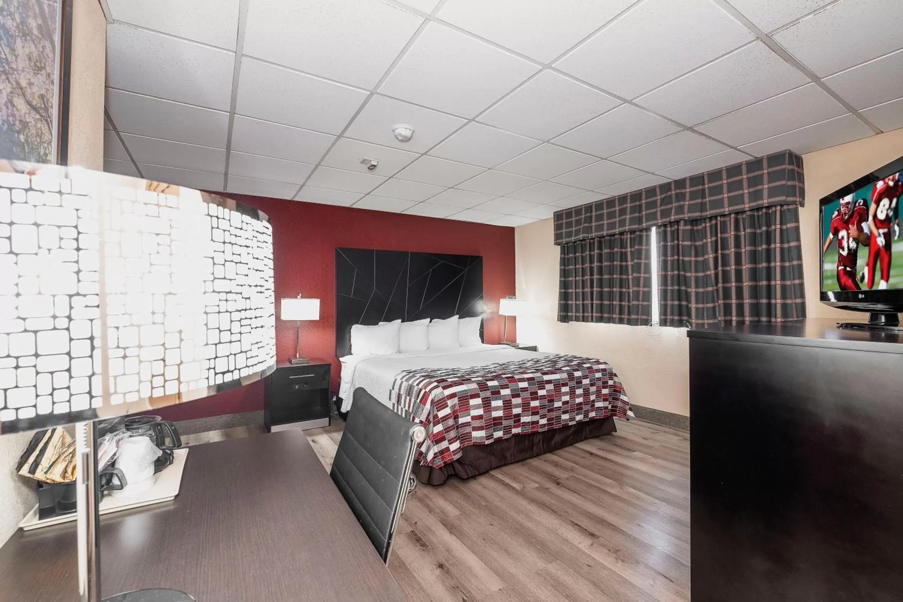 Bedroom in Red Roof Inn & Suites Macon