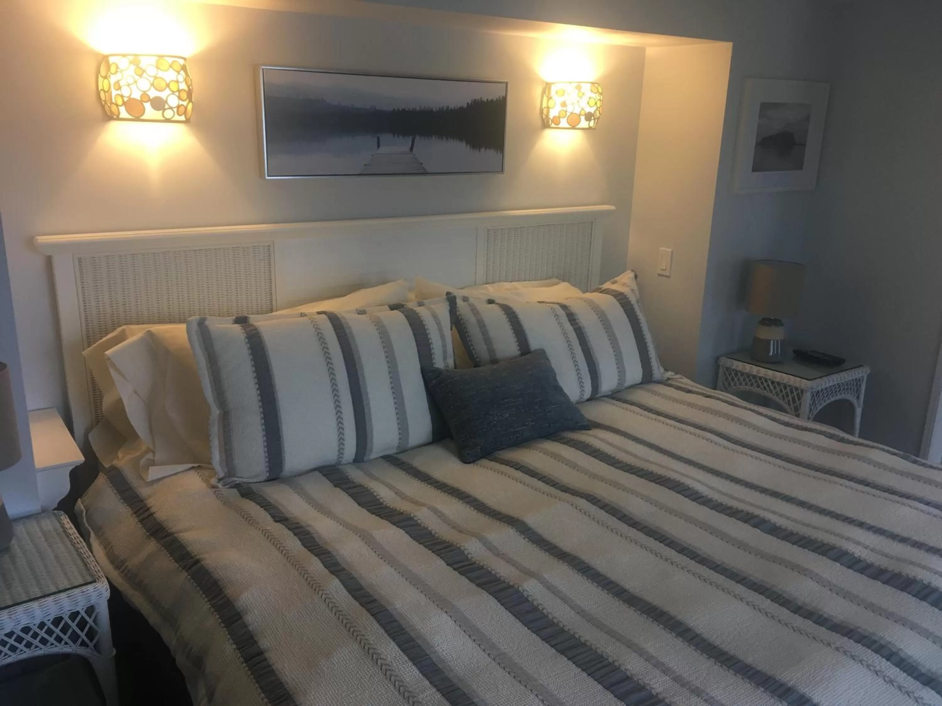 Bed in Long Lake Waterfront Bed and Breakfast