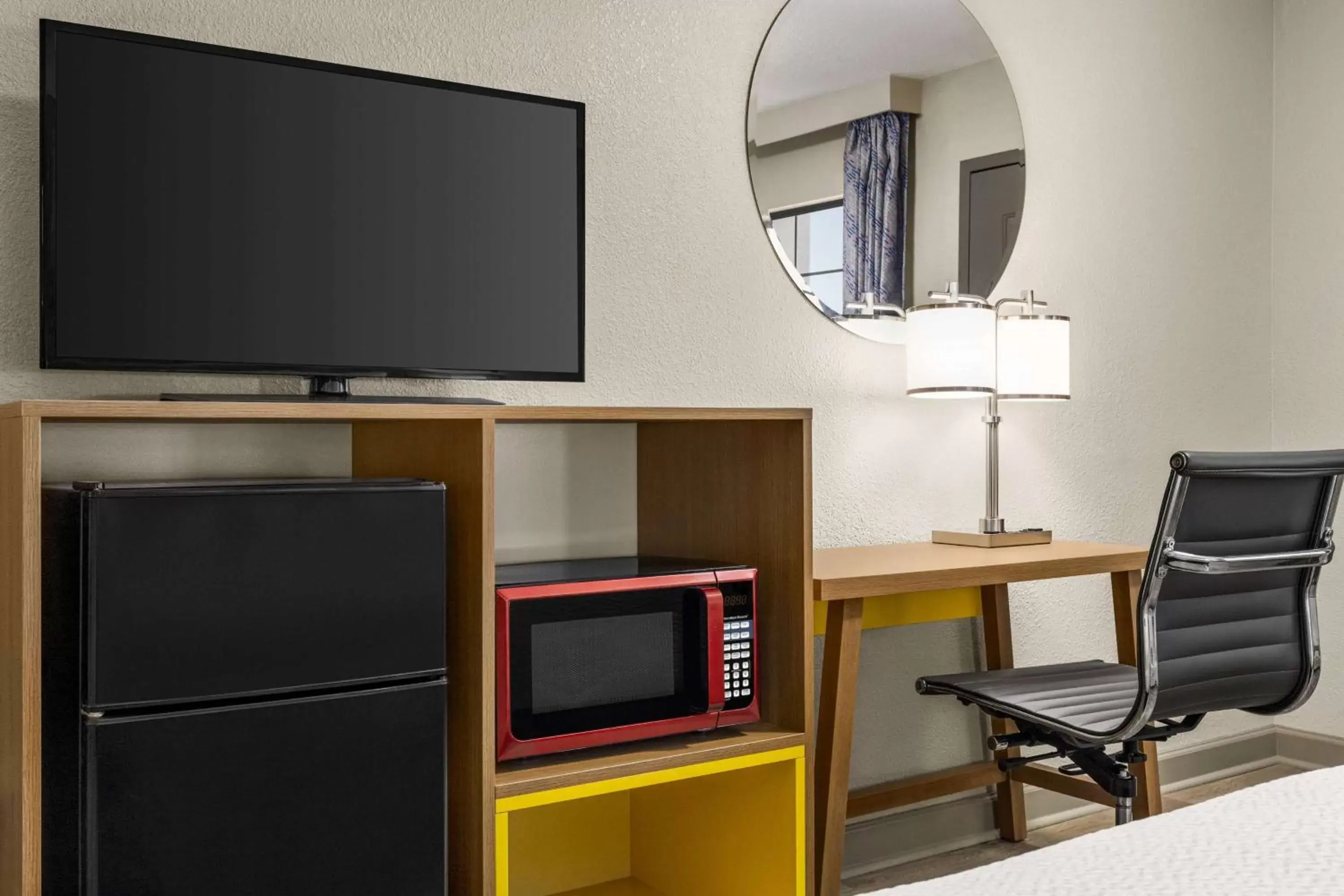 TV and multimedia, TV/Entertainment Center in Days Inn by Wyndham Fulton