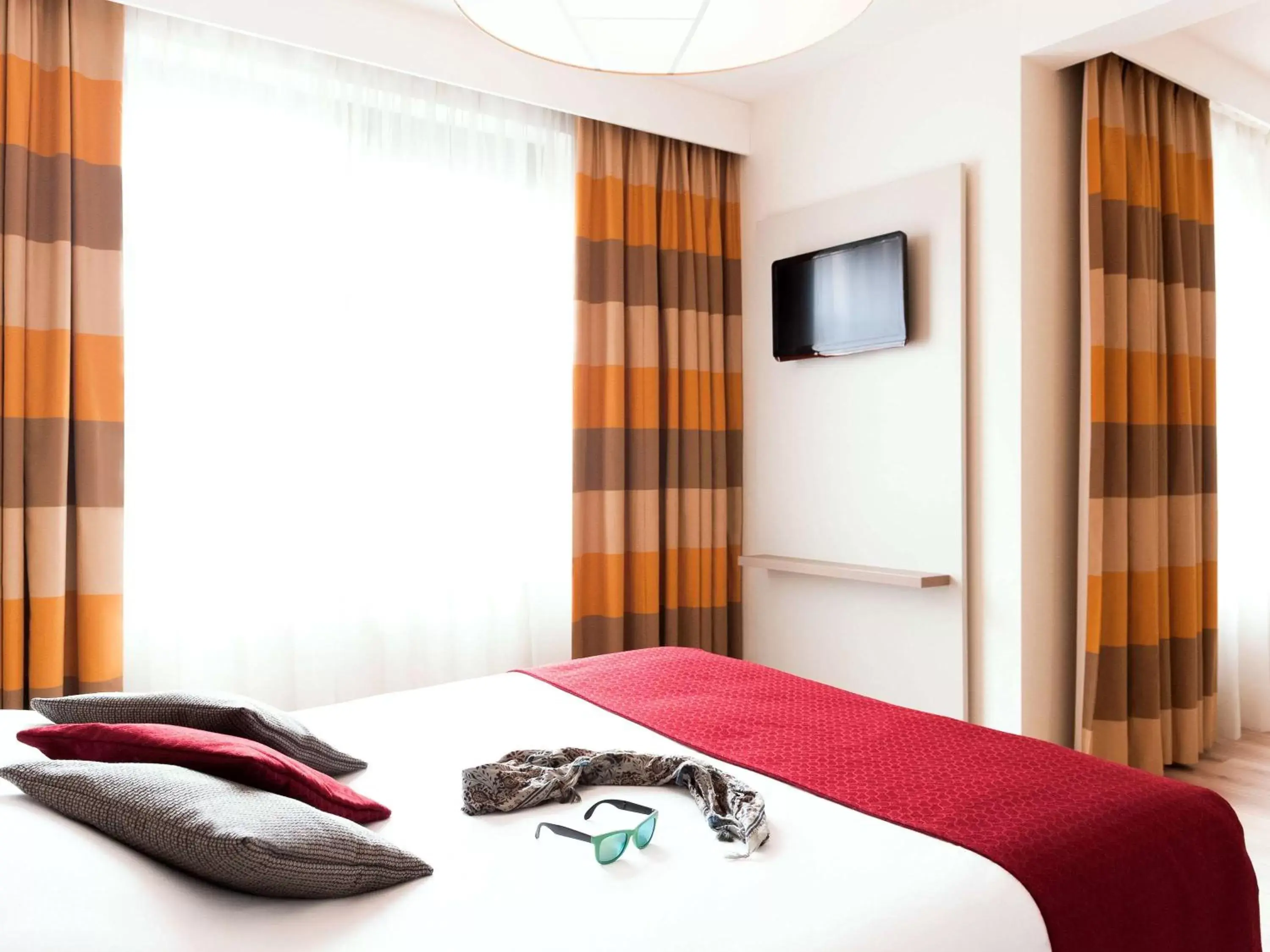 Photo of the whole room, Bed in ibis Styles Hotel Brussels Centre Stéphanie