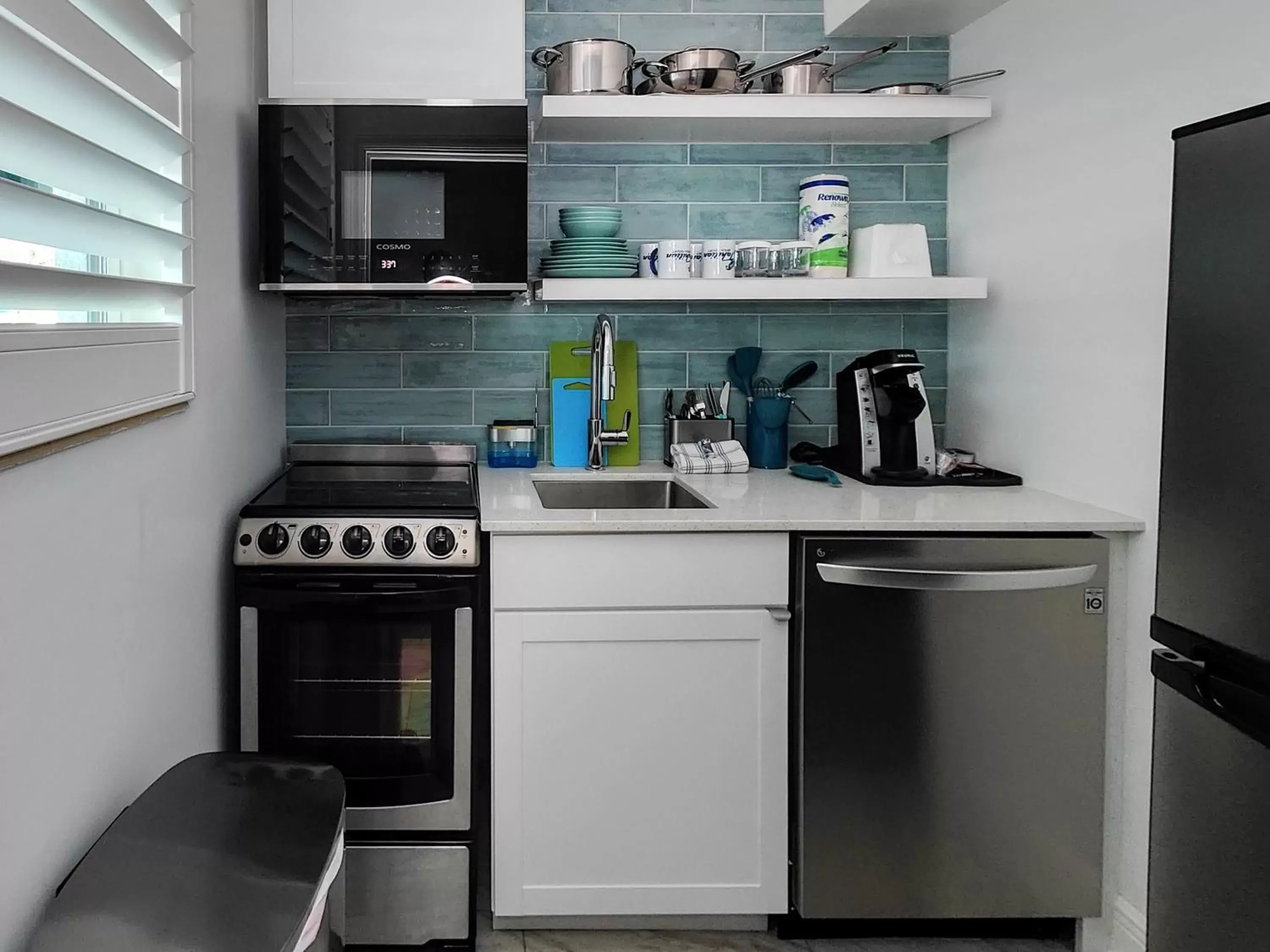 Kitchen or kitchenette, Kitchen/Kitchenette in Tahitian Beach Resort