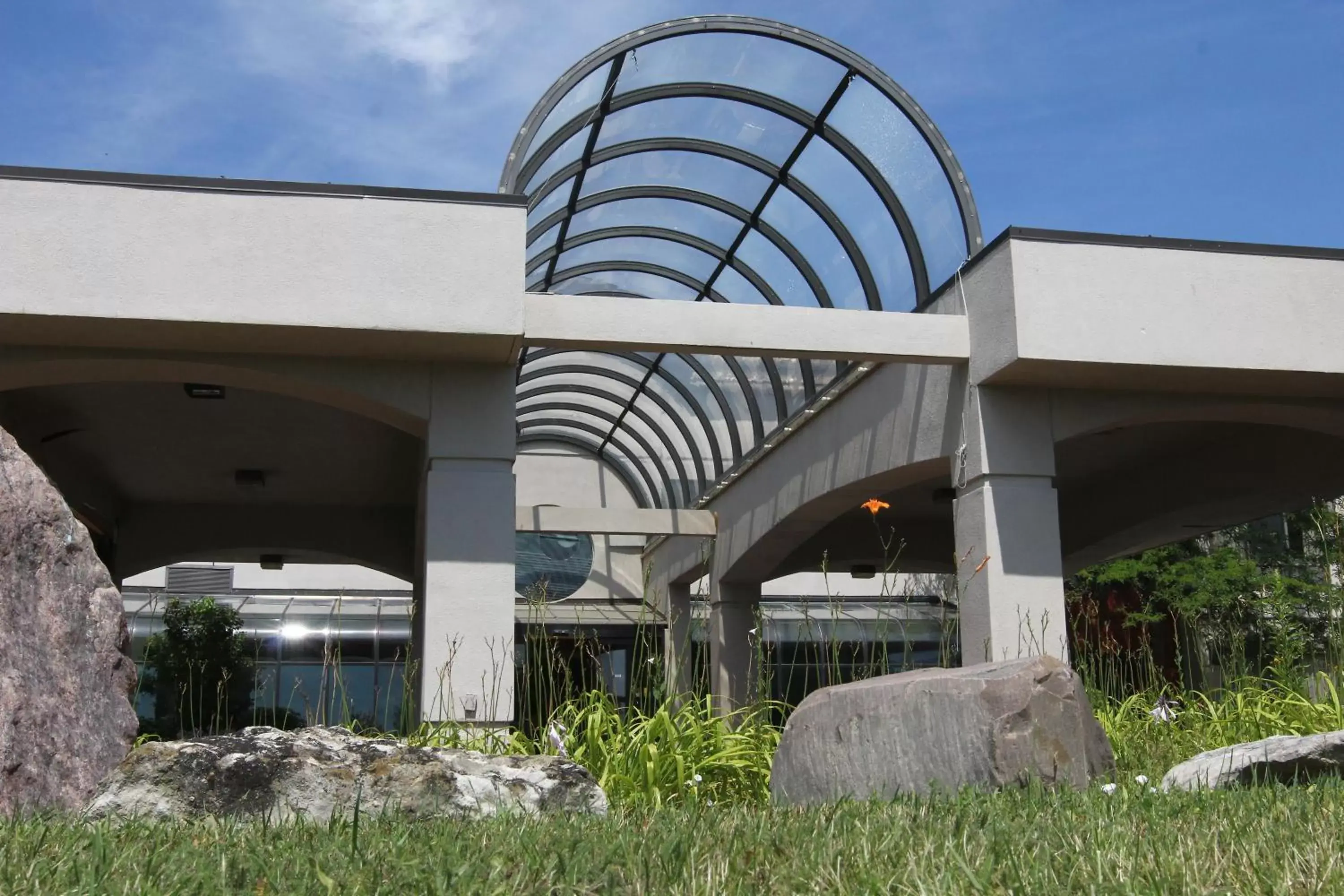 Facade/entrance in Days Inn & Suites by Wyndham Rochester Hills MI Facade/entrance in Days Inn & Suites by Wyndham Rochester Hills MI