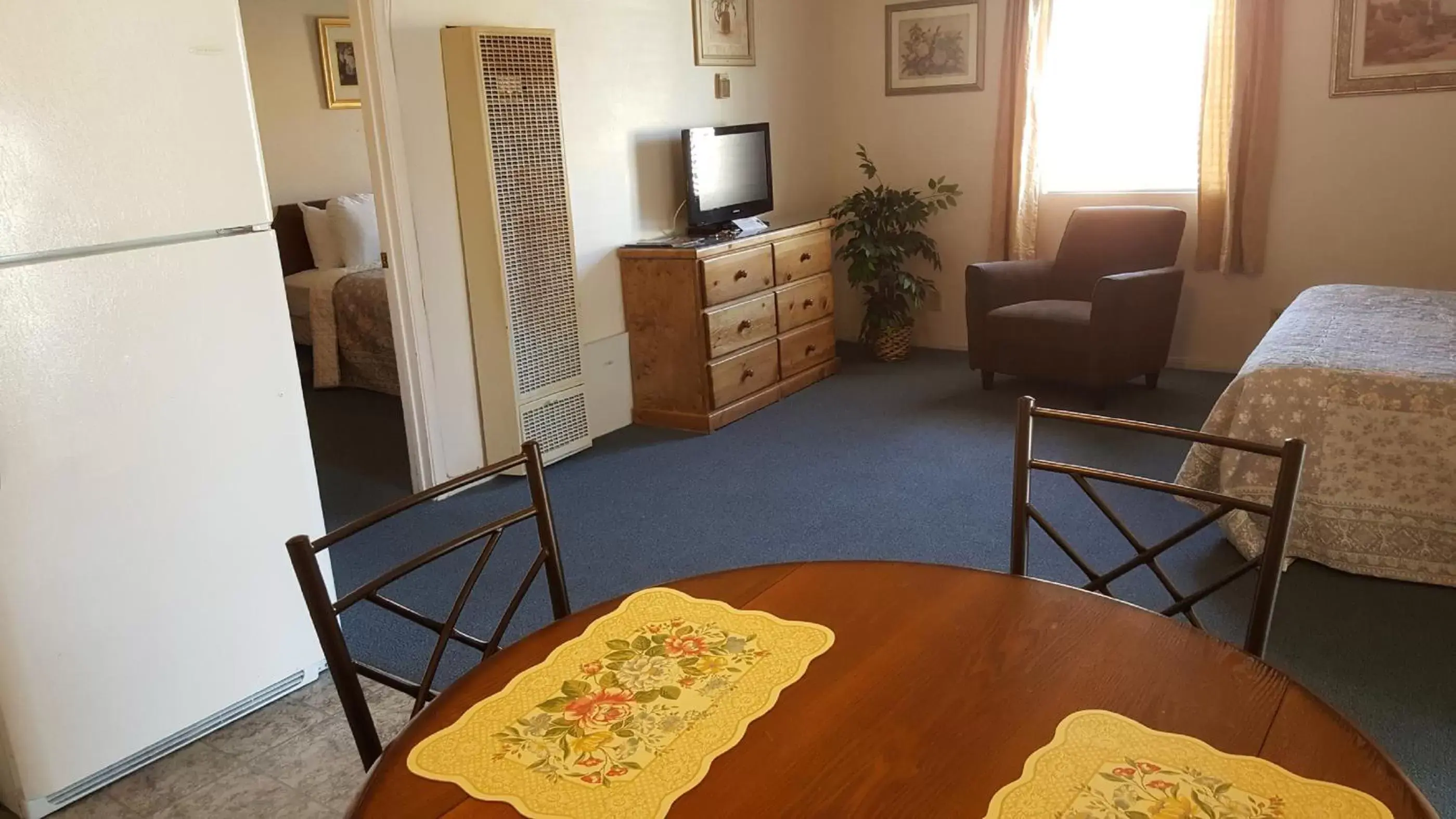 Photo of the whole room, Room Photo in Bishop Village Motel