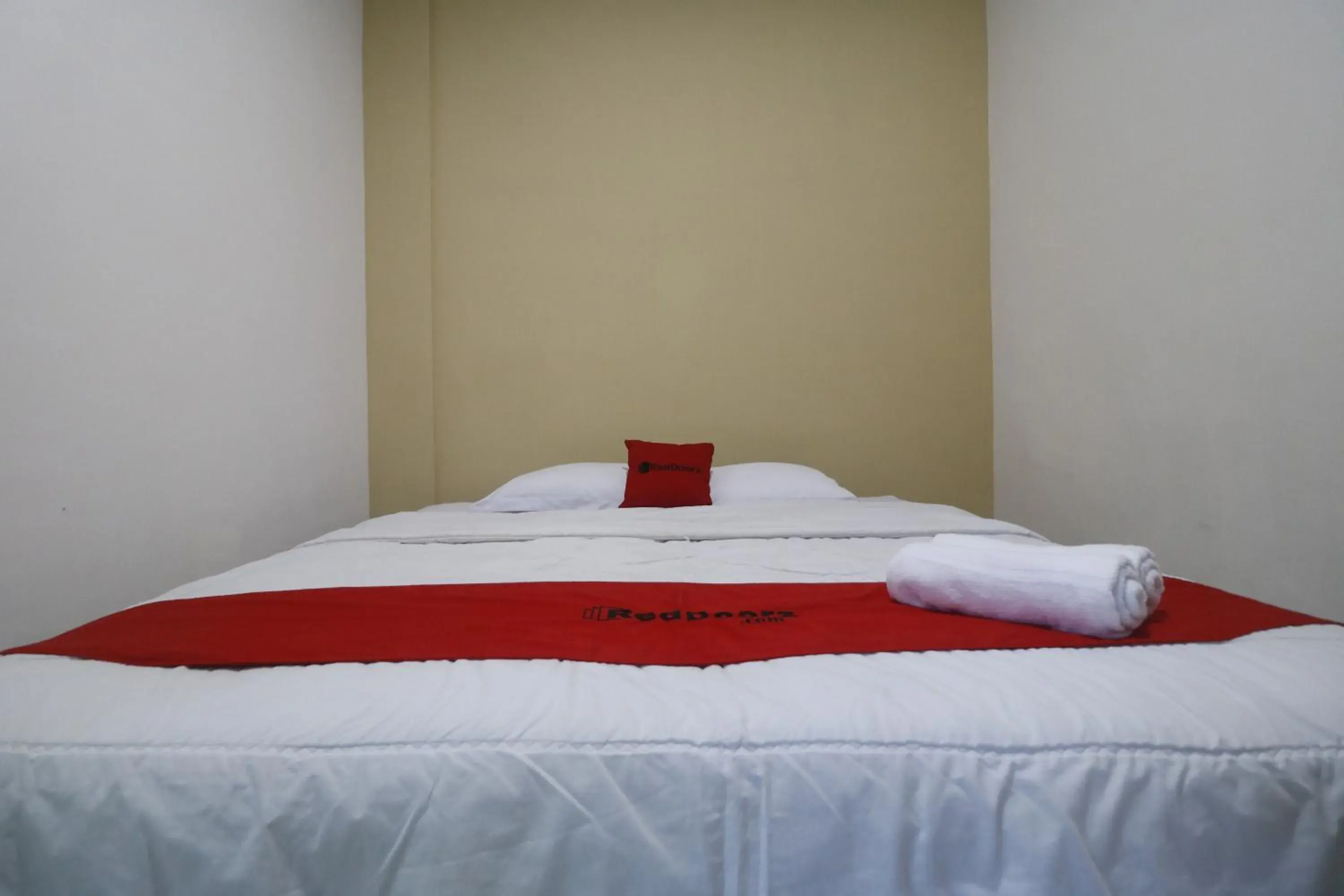 Bedroom, Bed in RedDoorz @ Jalan Krakatau Medan Bedroom, Bed in RedDoorz @ Jalan Krakatau Medan