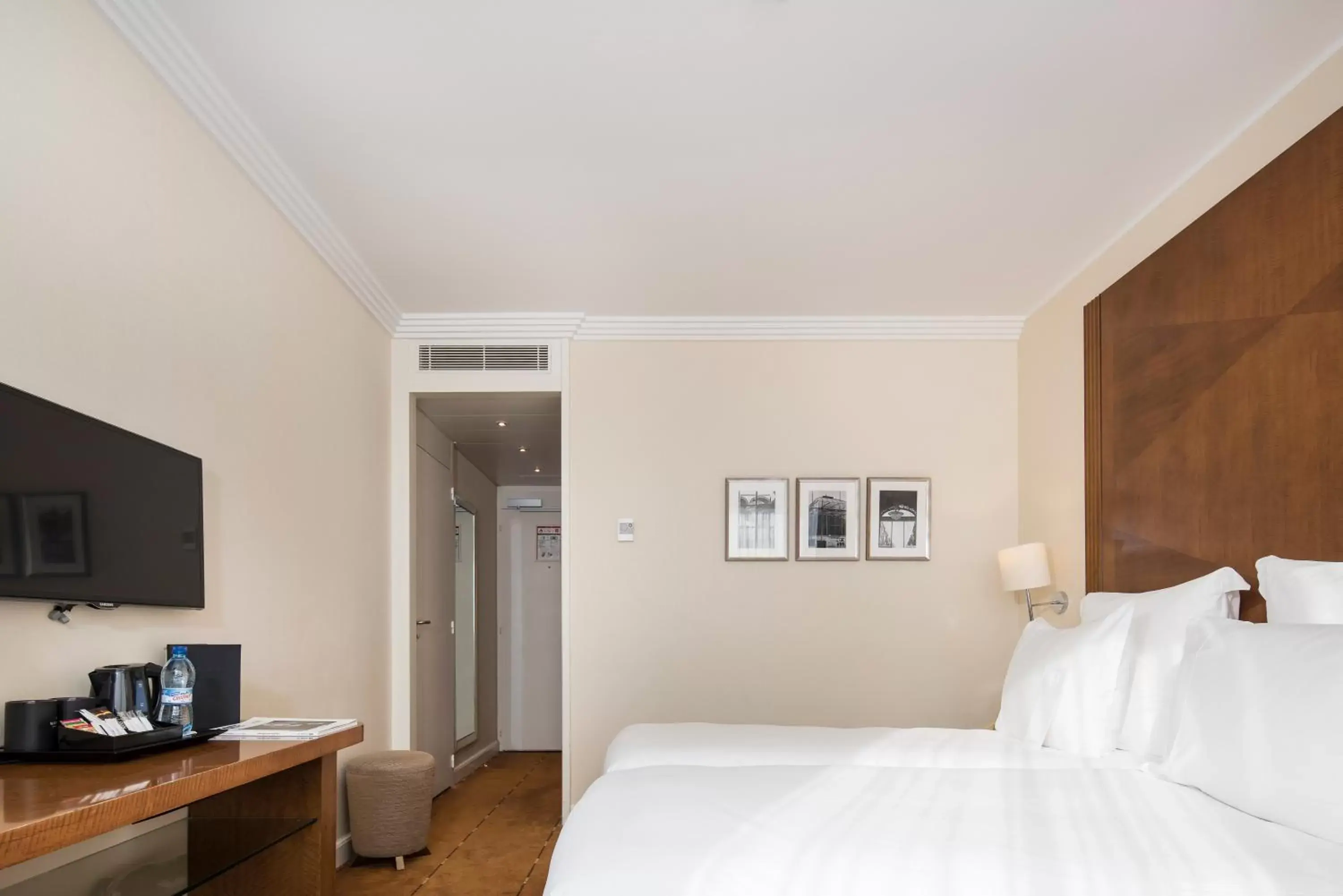 Photo of the whole room, Bed in Warwick Geneva Photo of the whole room, Bed in Warwick Geneva