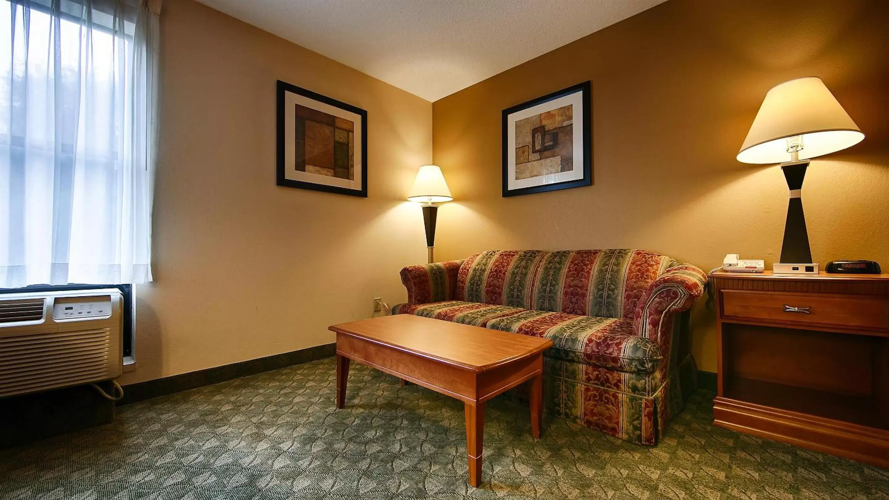 King Room with Roll-In Shower - Disability Access in Best Western Classic Inn