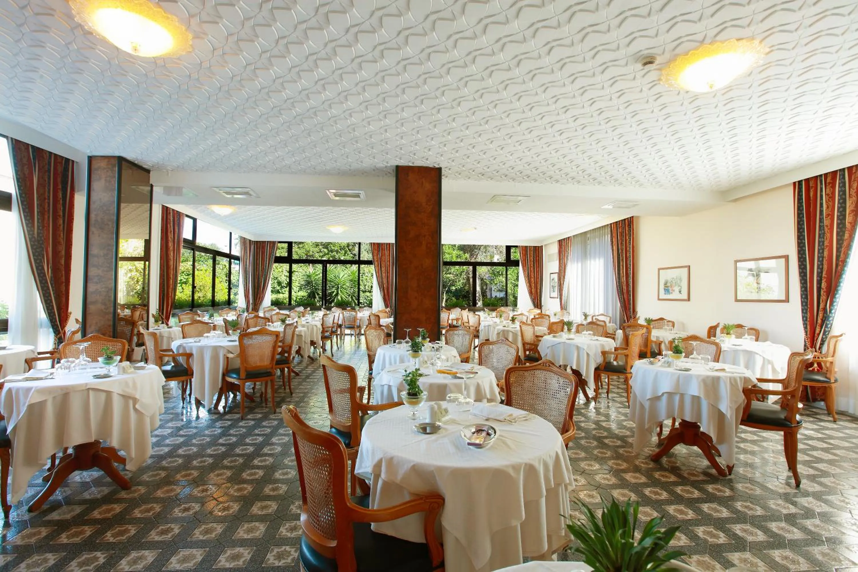 Restaurant/places to eat in Hotel Caravel