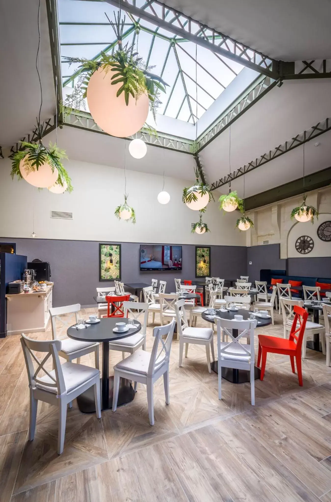Restaurant/places to eat in The Originals Boutique, Hôtel Le Londres, Saumur (Qualys-Hotel)