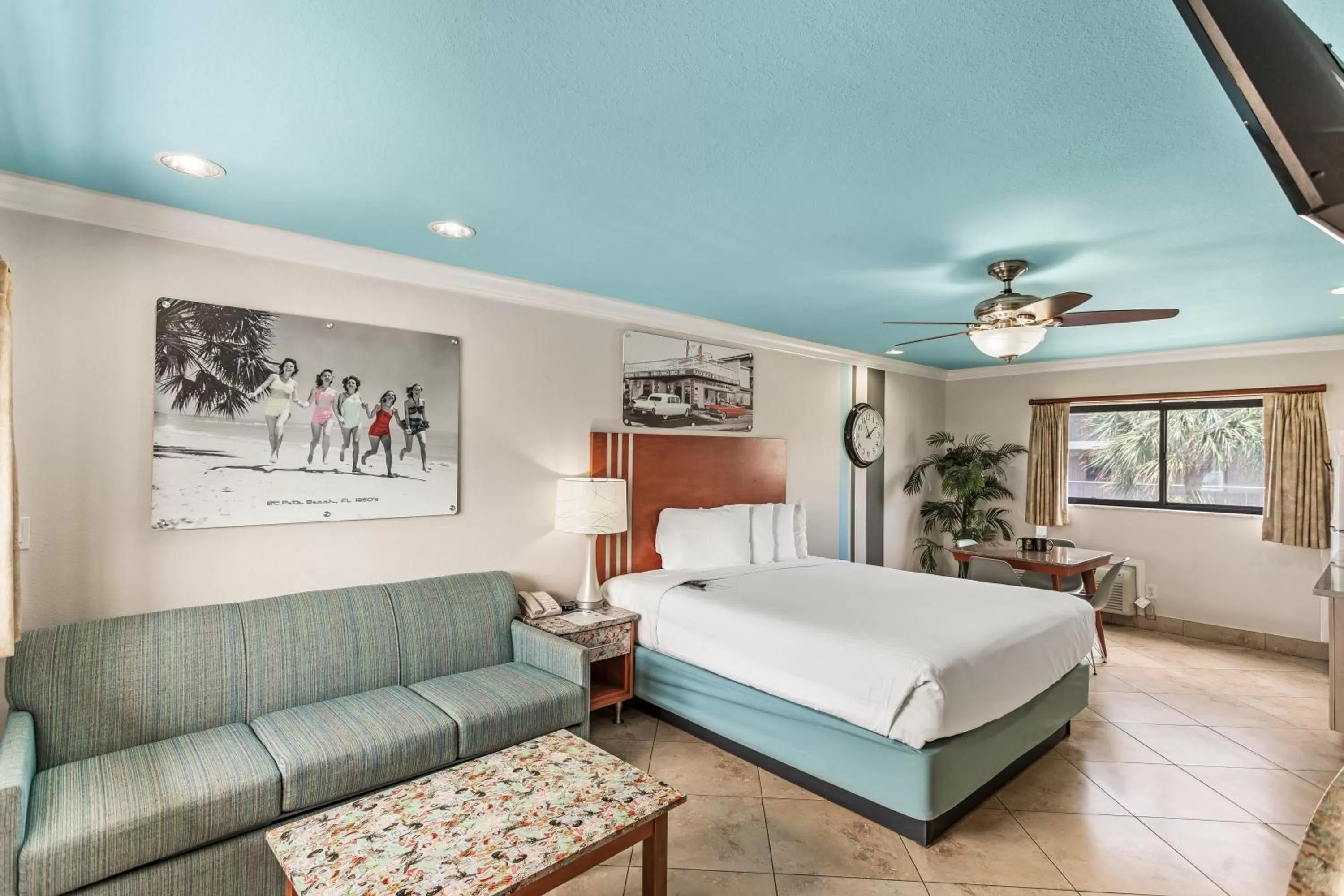 TV and multimedia, Bed in Plaza Beach Hotel - Beachfront Resort