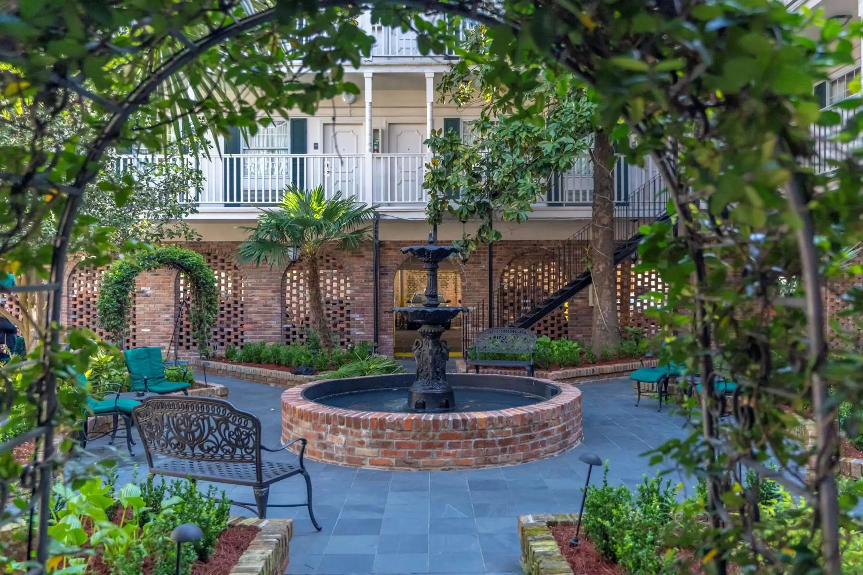 Property building in Best Western Plus French Quarter Courtyard Hotel