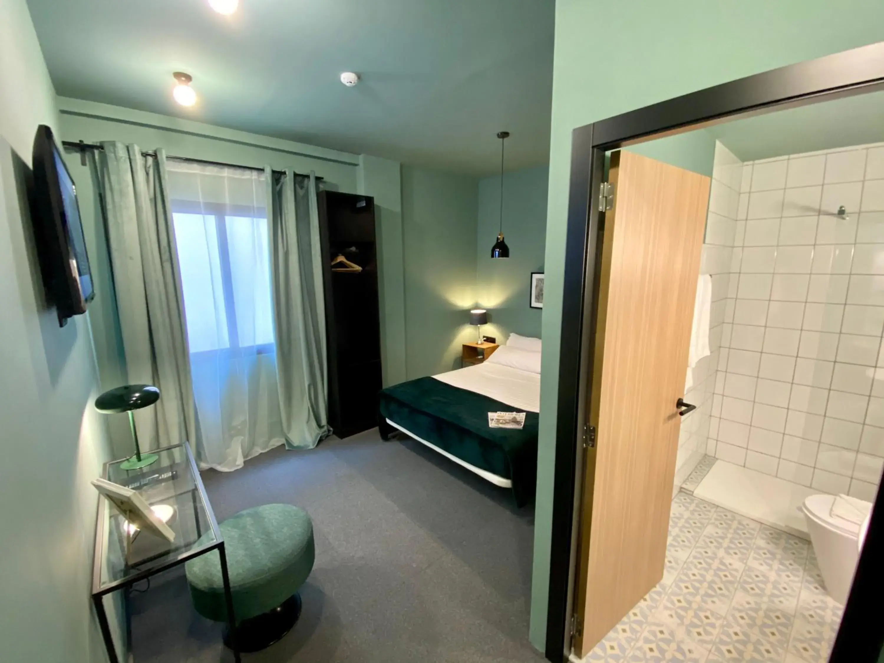 Shower, Bed in HoGraFic hotel boutique