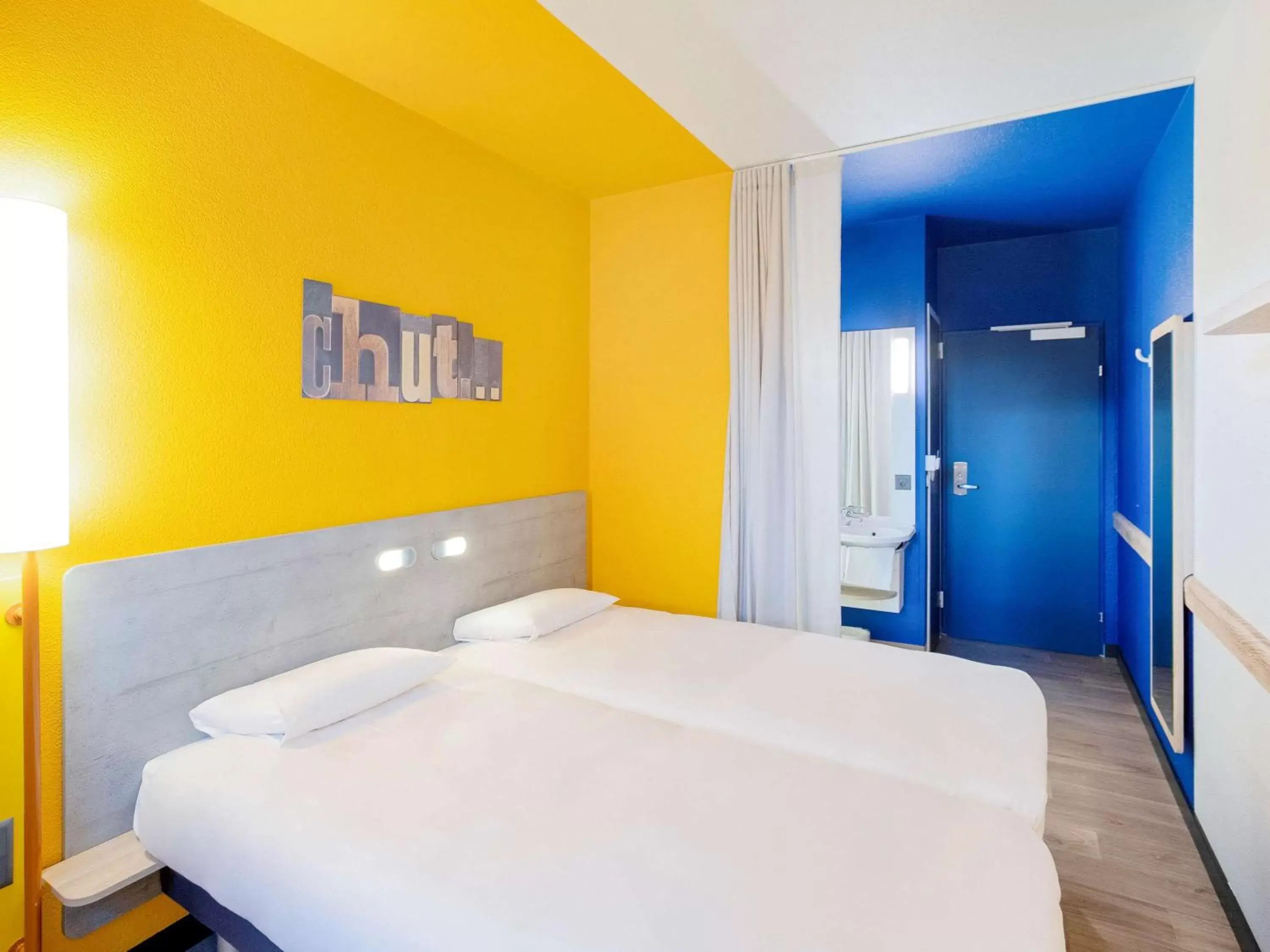 Photo of the whole room, Bed in ibis budget Genève Aéroport