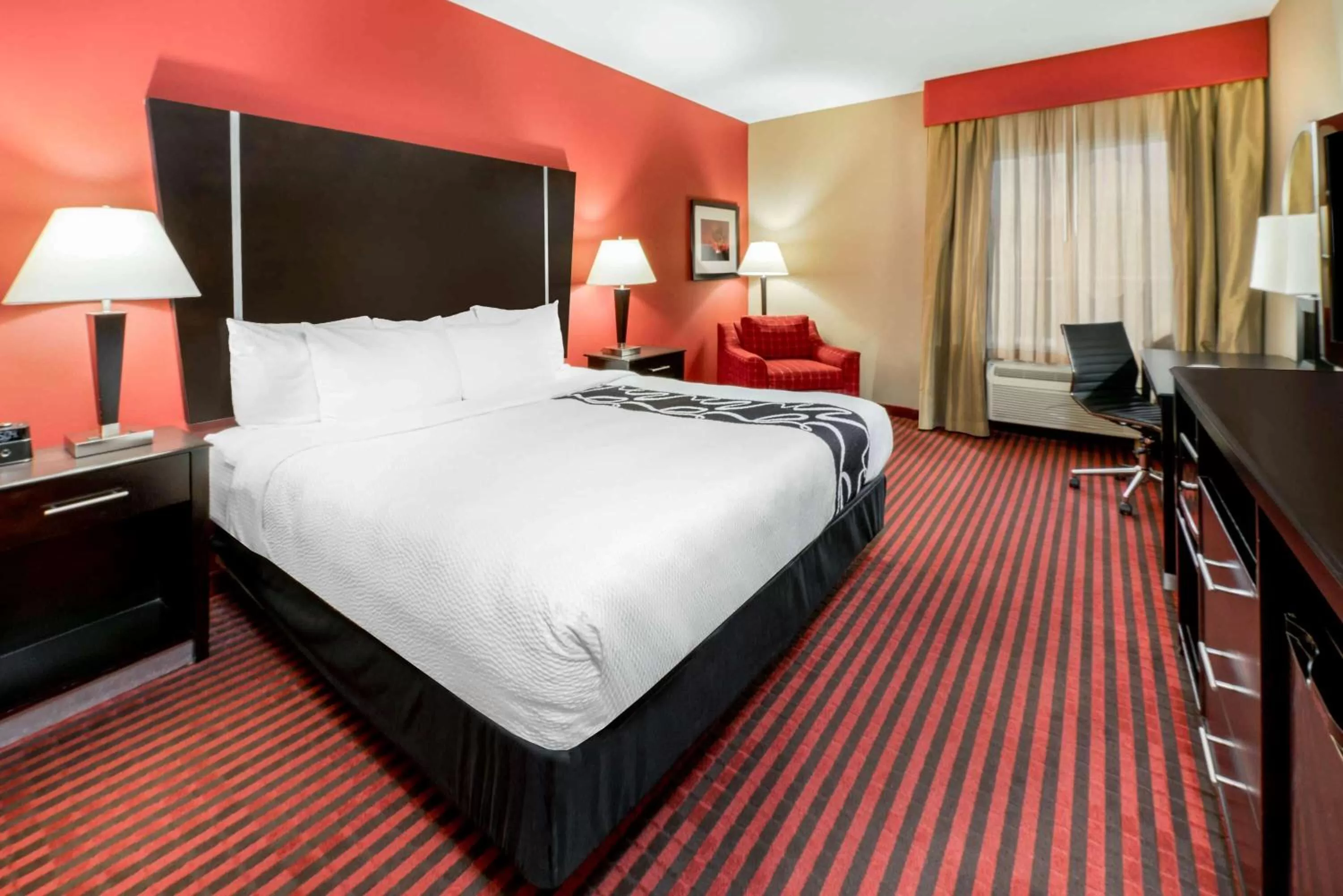 Photo of the whole room, Bed in La Quinta by Wyndham Boutte