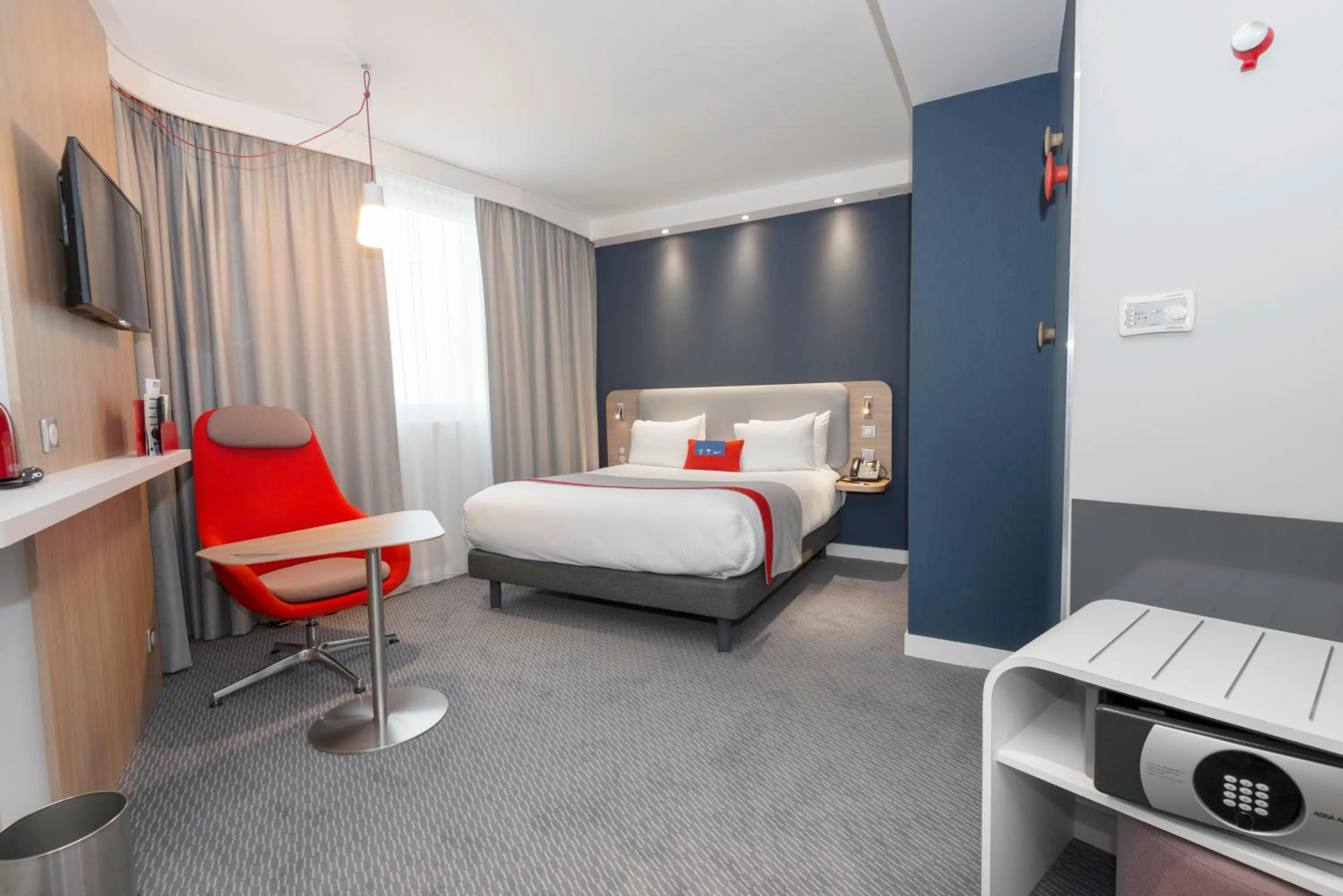 Photo of the whole room, Bed in Holiday Inn Express Paris - Velizy by IHG