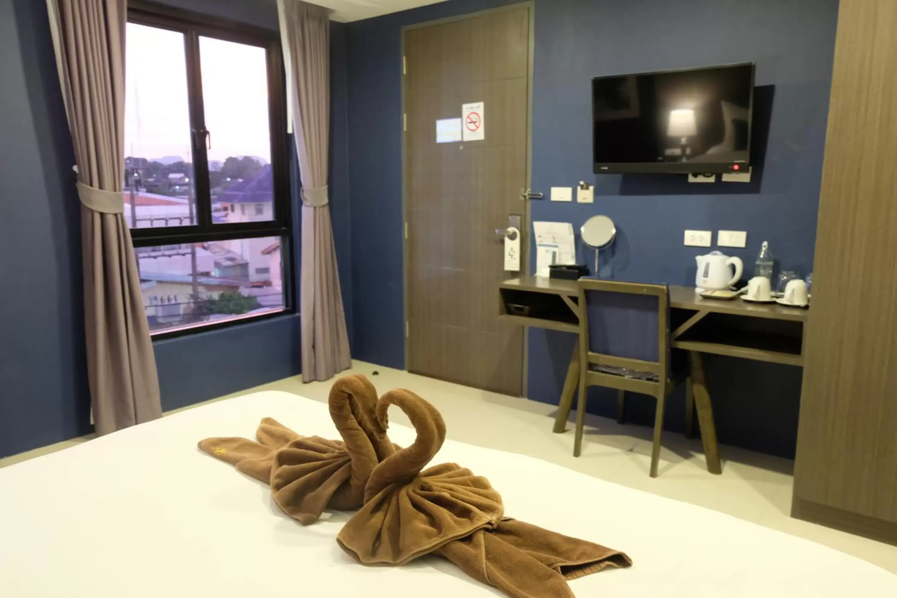 Bedroom, TV/Entertainment Center in The Seens Hotel