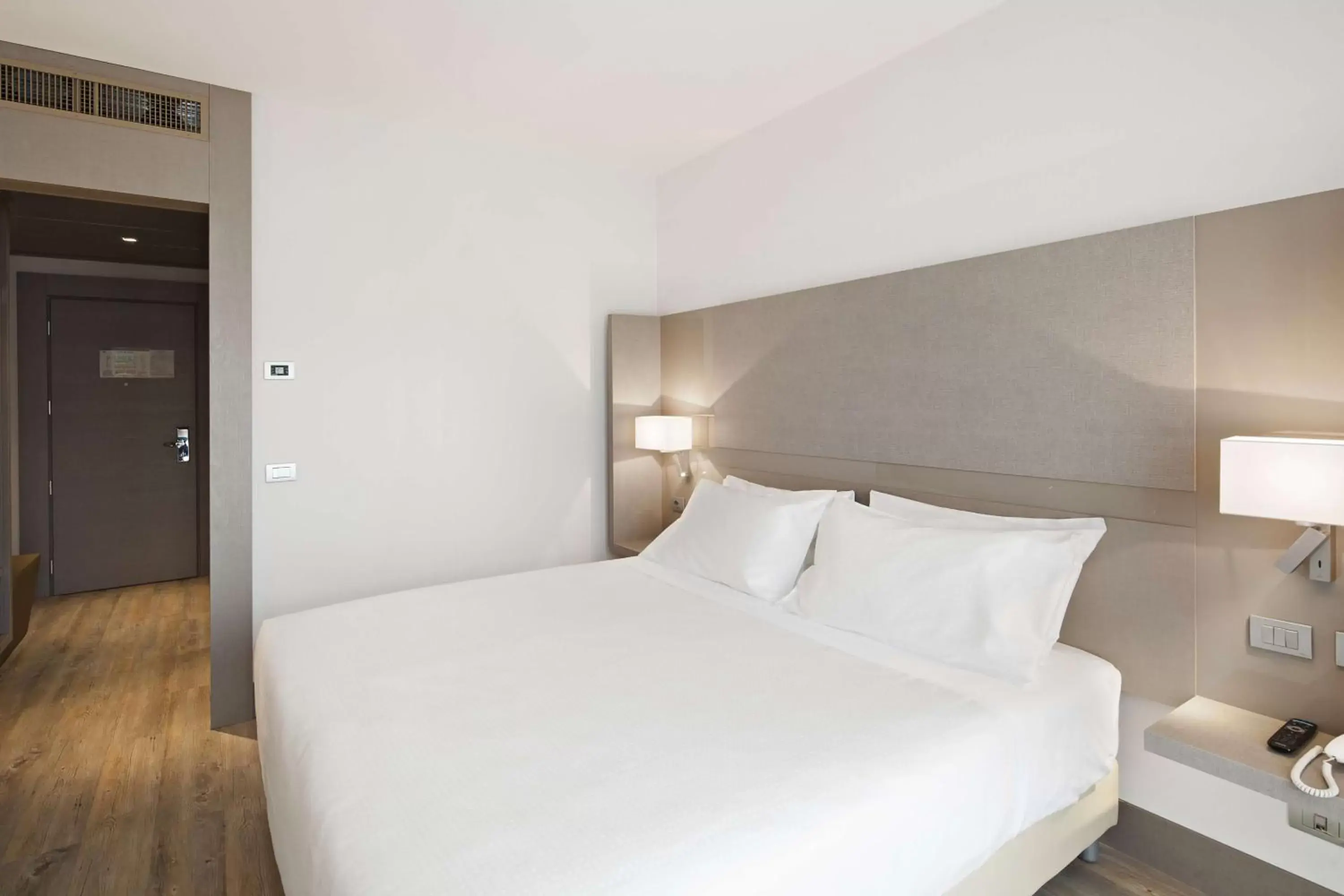 Bedroom, Bed in NH Parma