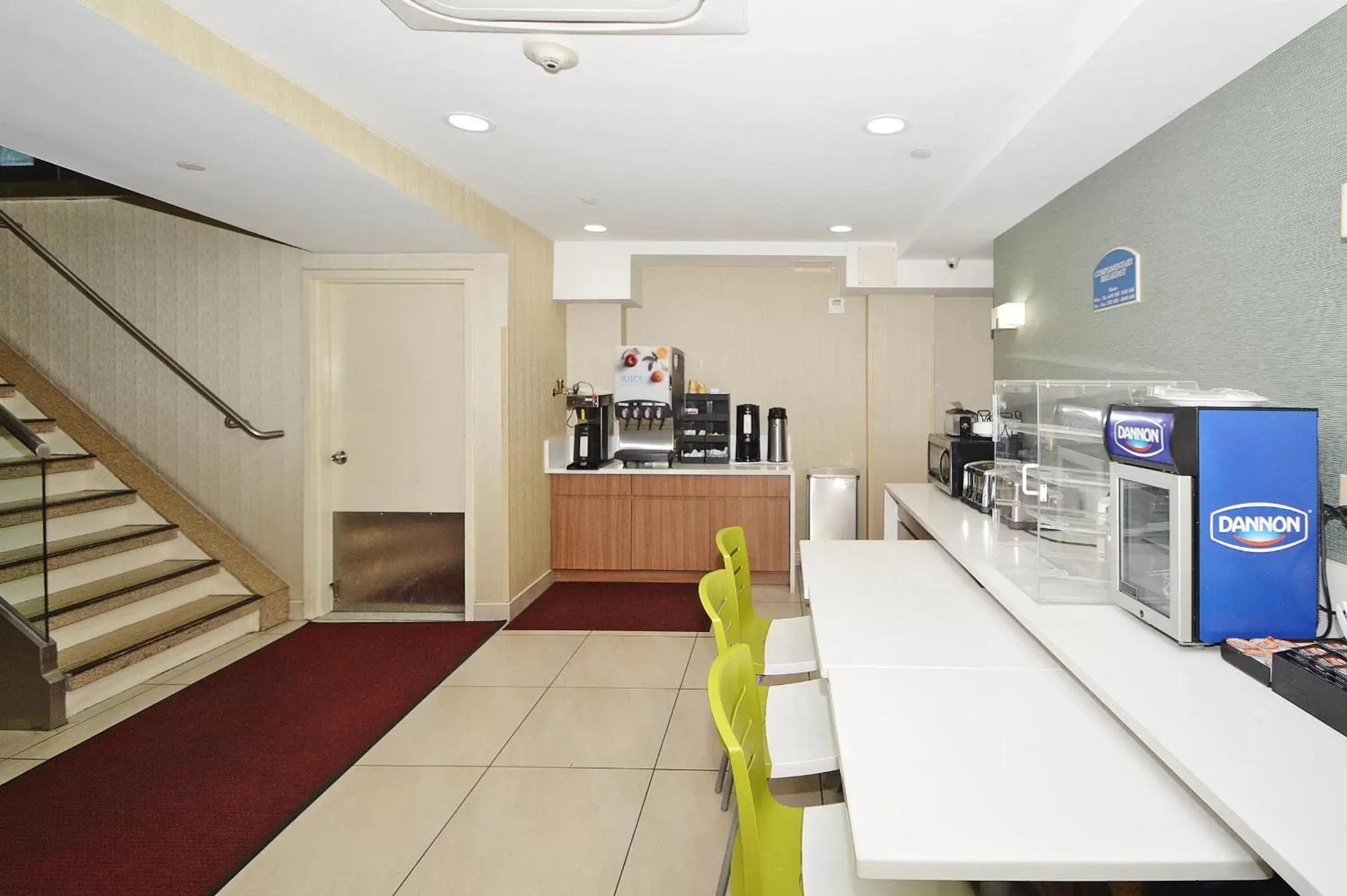 Kitchen/Kitchenette in Corona Hotel New York - LaGuardia Airport