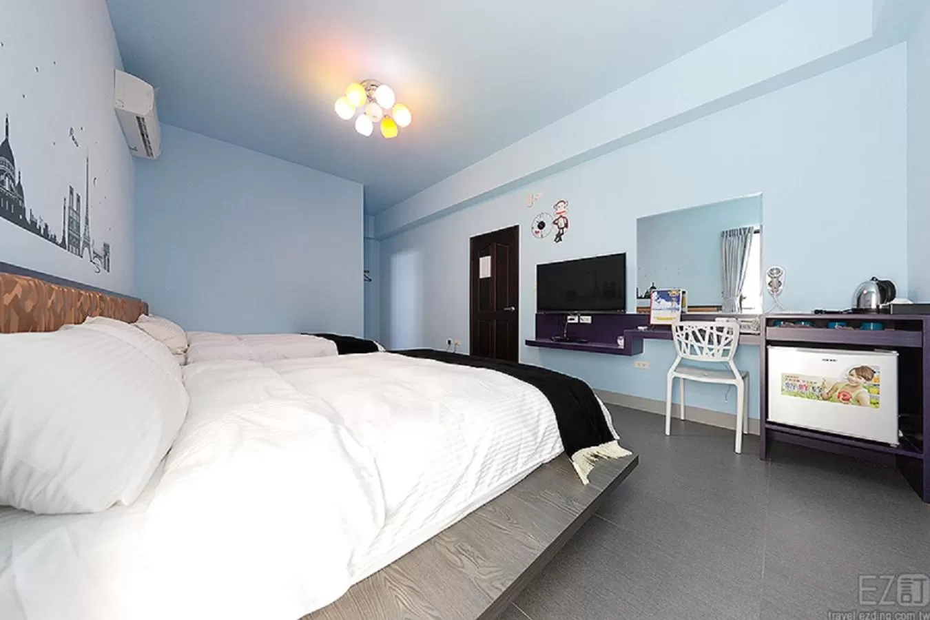 Photo of the whole room, Bed in Mirage