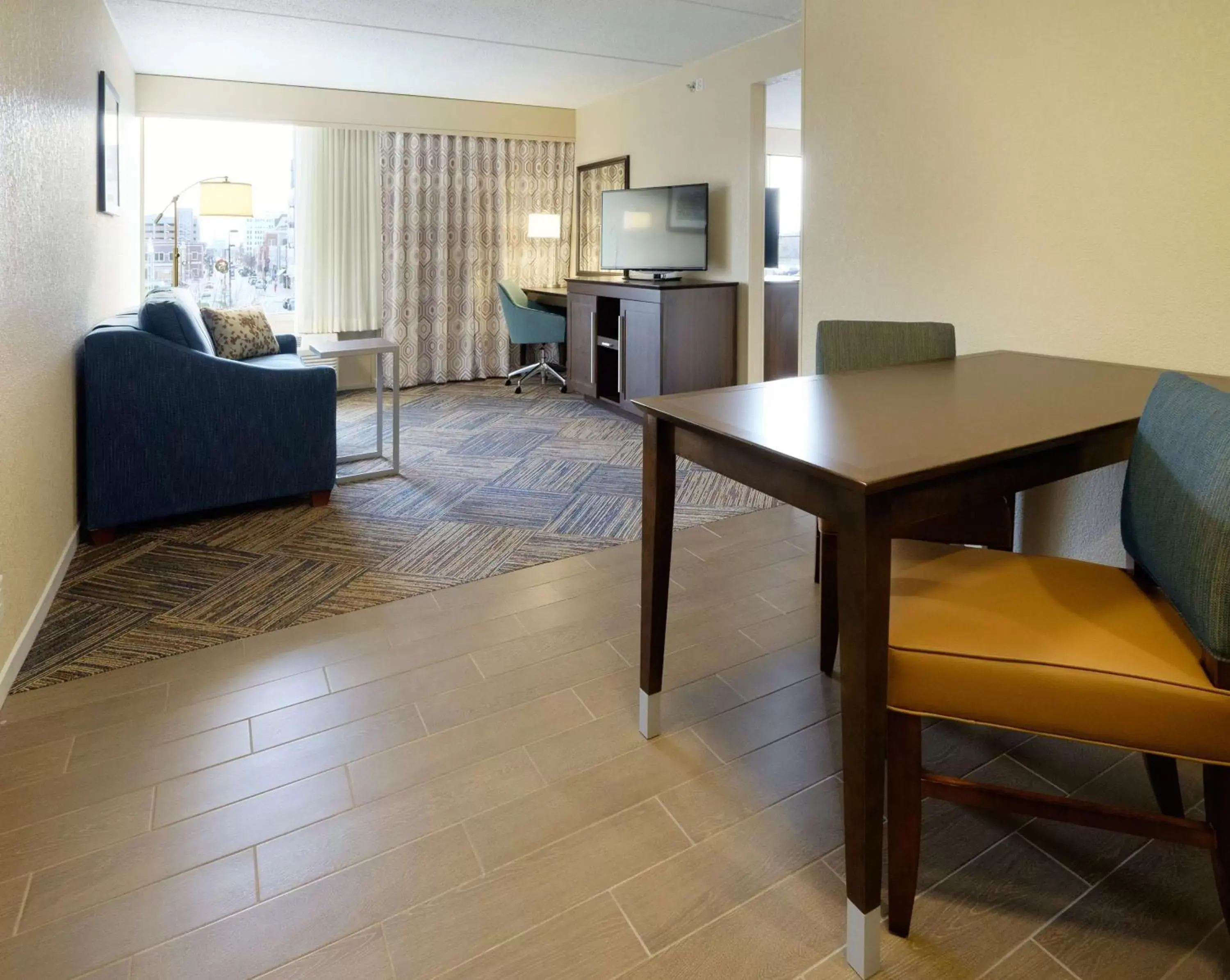 Bedroom, Seating Area in Hampton Inn Green Bay Downtown