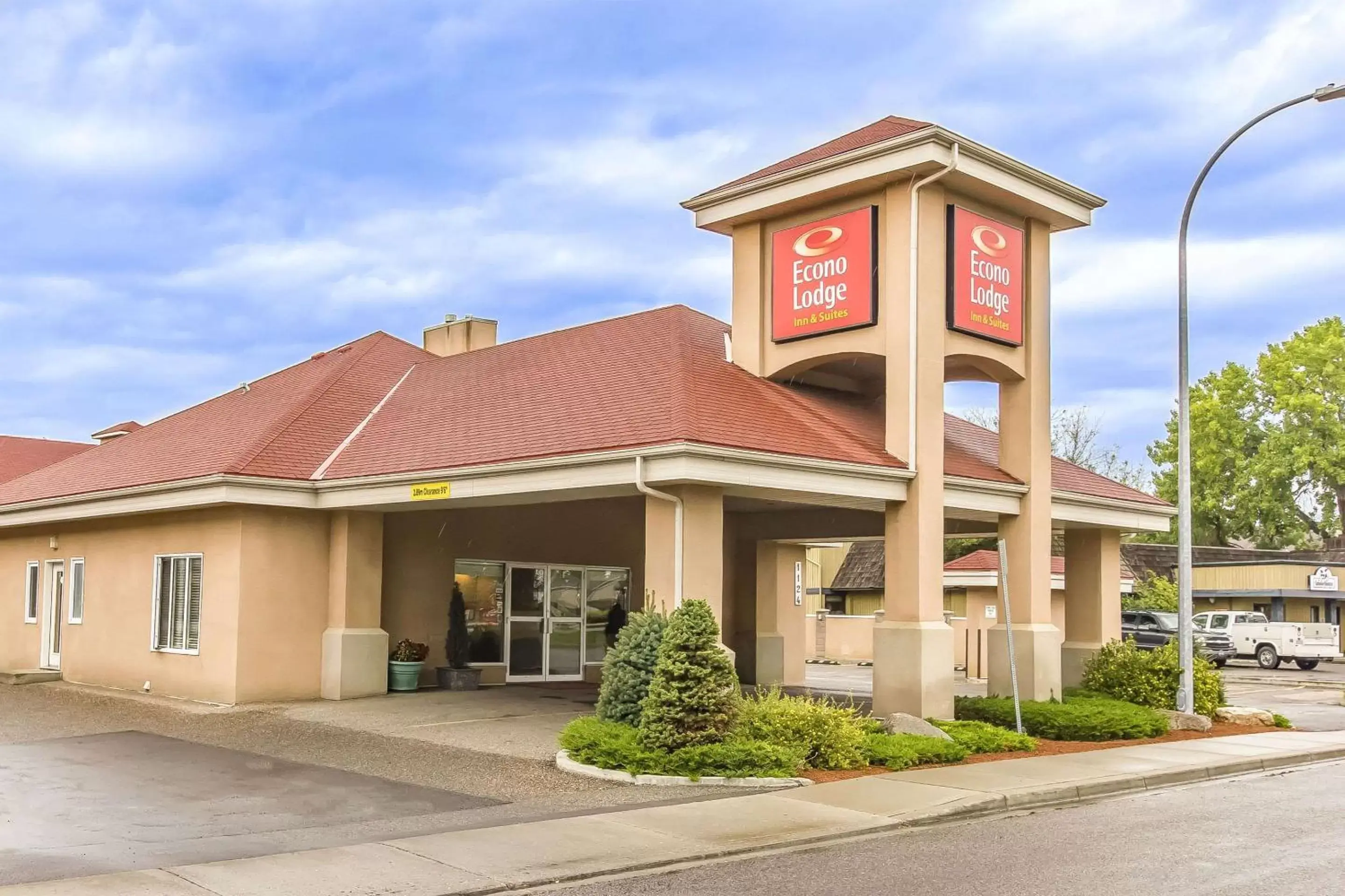 Property Building in Econo Lodge Inn and Suites Lethbridge