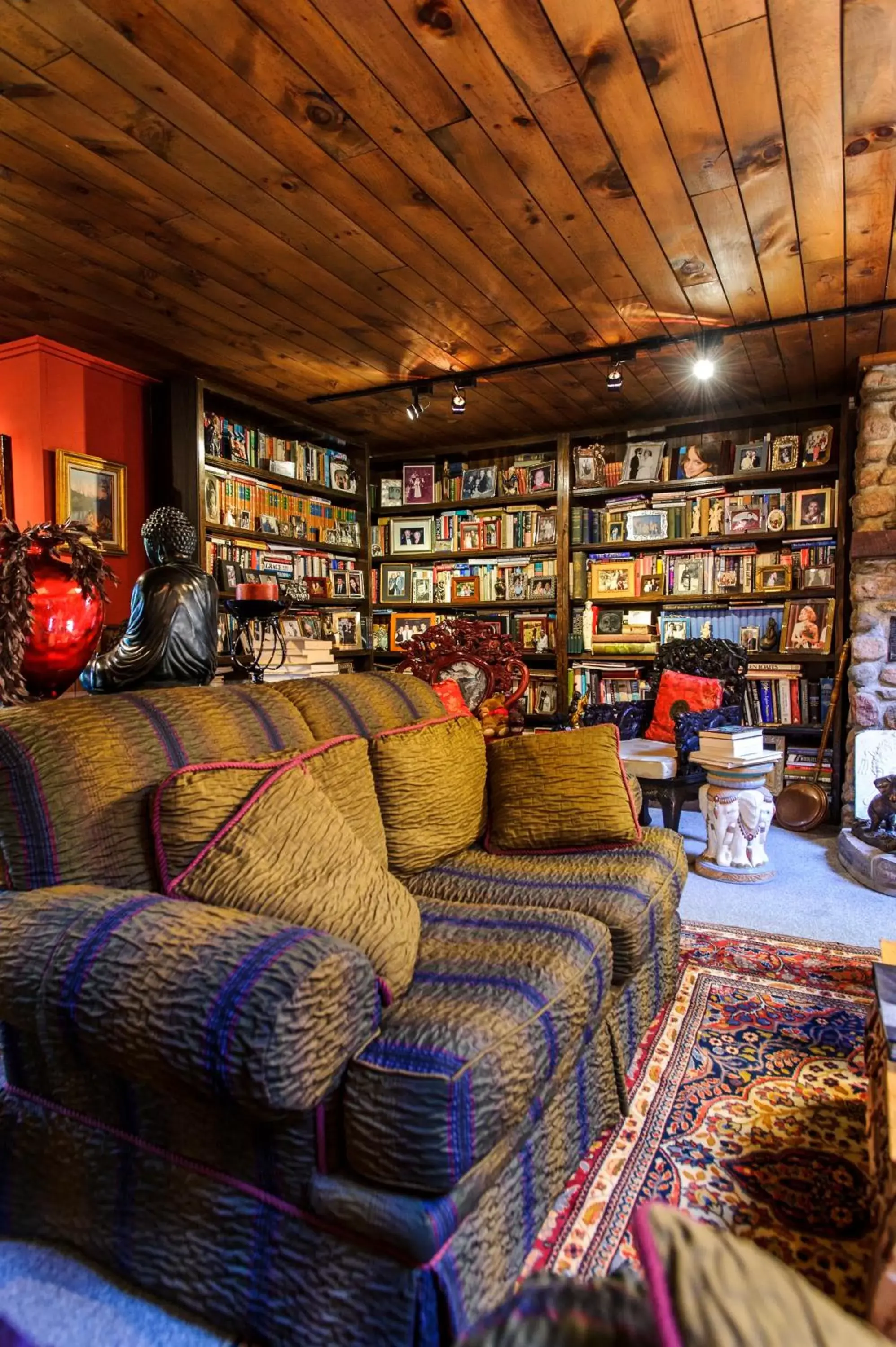 Library in Shambhala Bed and Breakfast