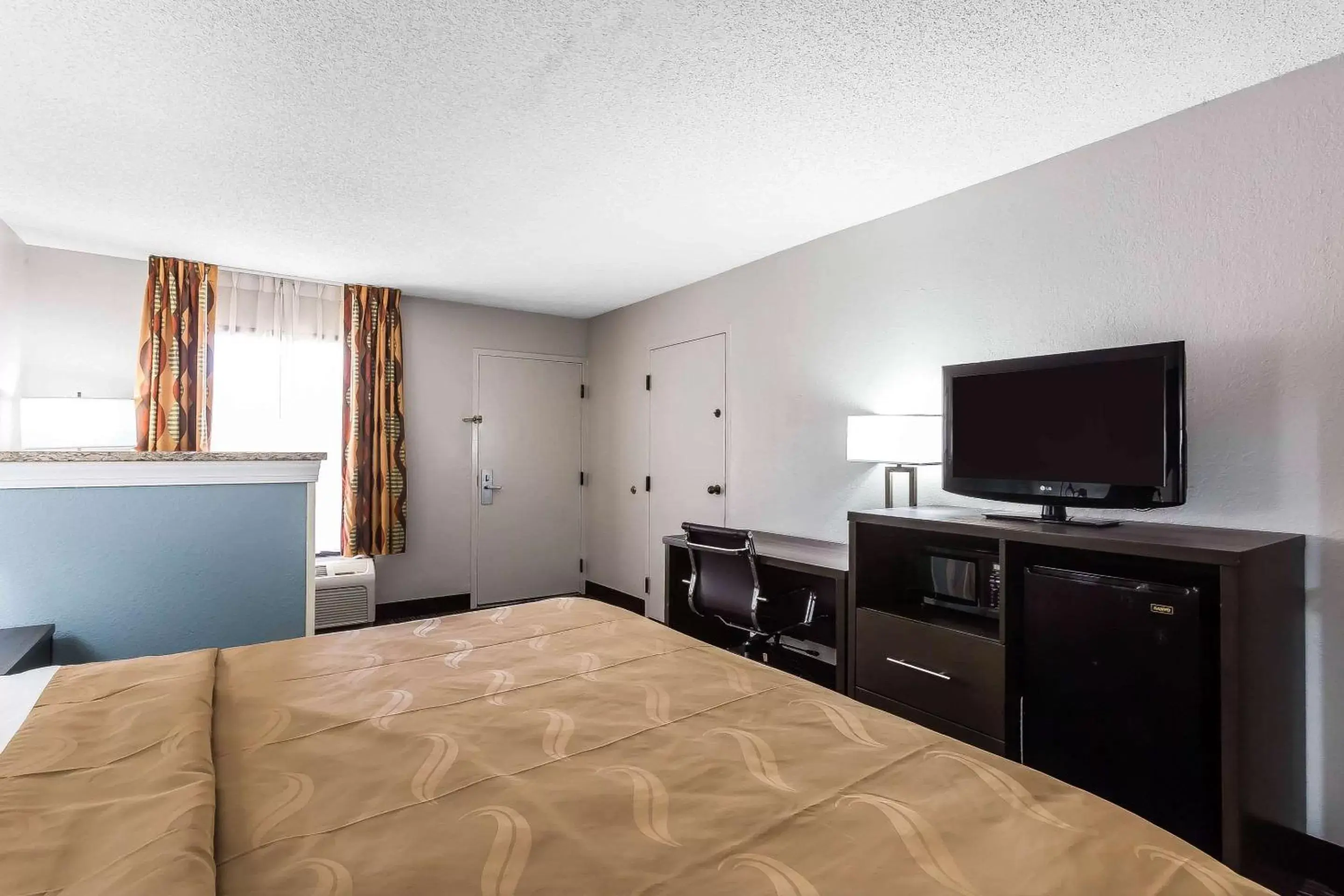 Photo of the whole room, Bed in Quality Inn & Suites Mooresville-Lake Norman