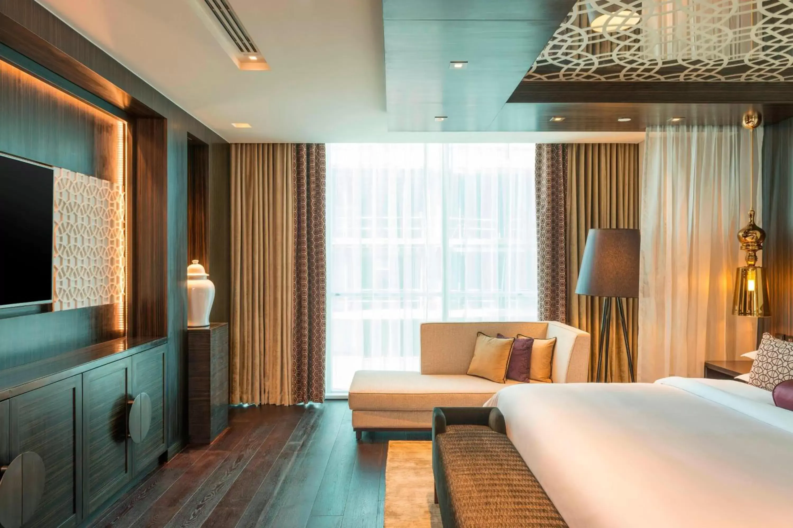 Lounge or bar, TV/Entertainment Center in Sheraton Grand Hotel, Dubai