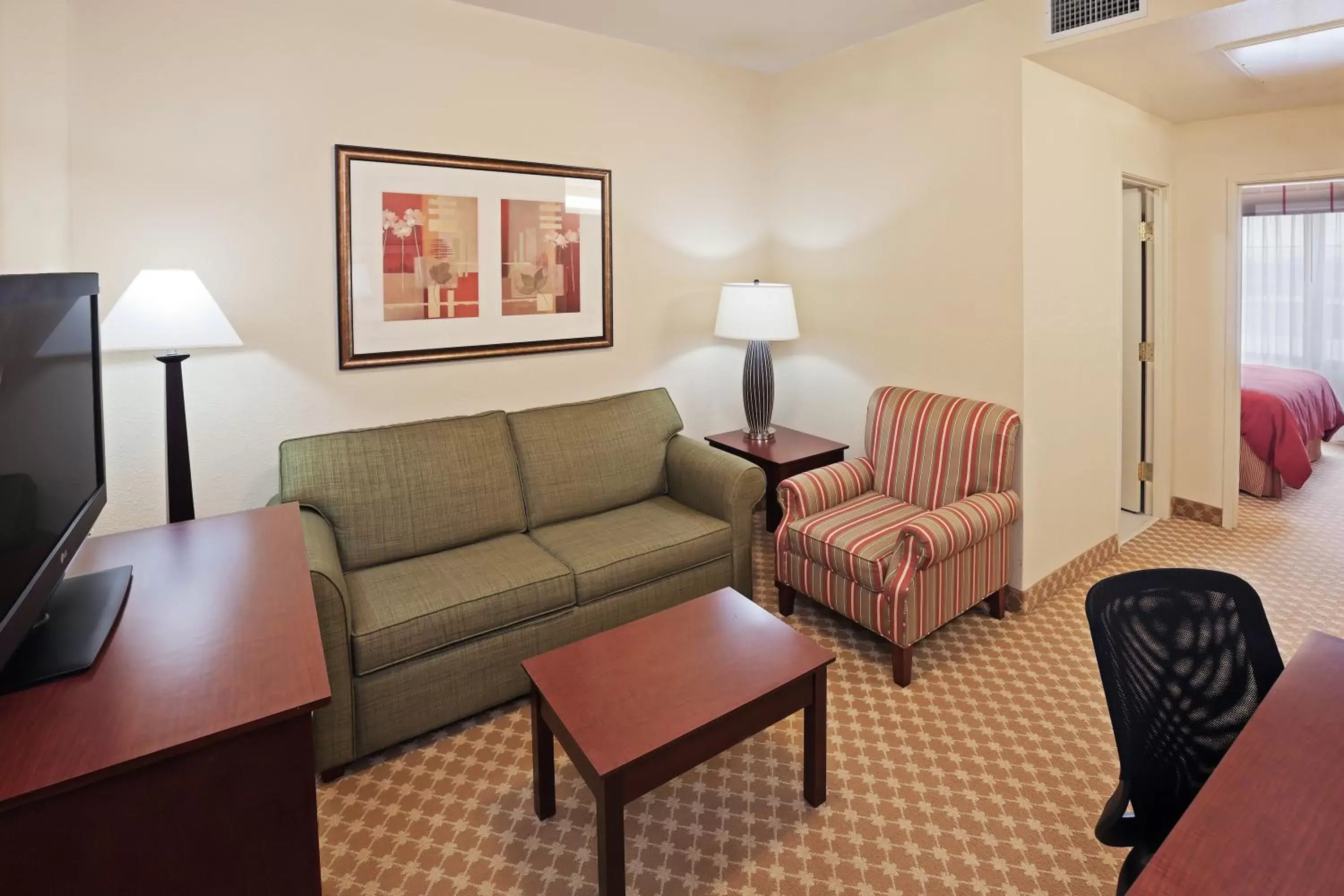 Living room, Seating Area in Country Inn & Suites by Radisson, Tulsa, OK