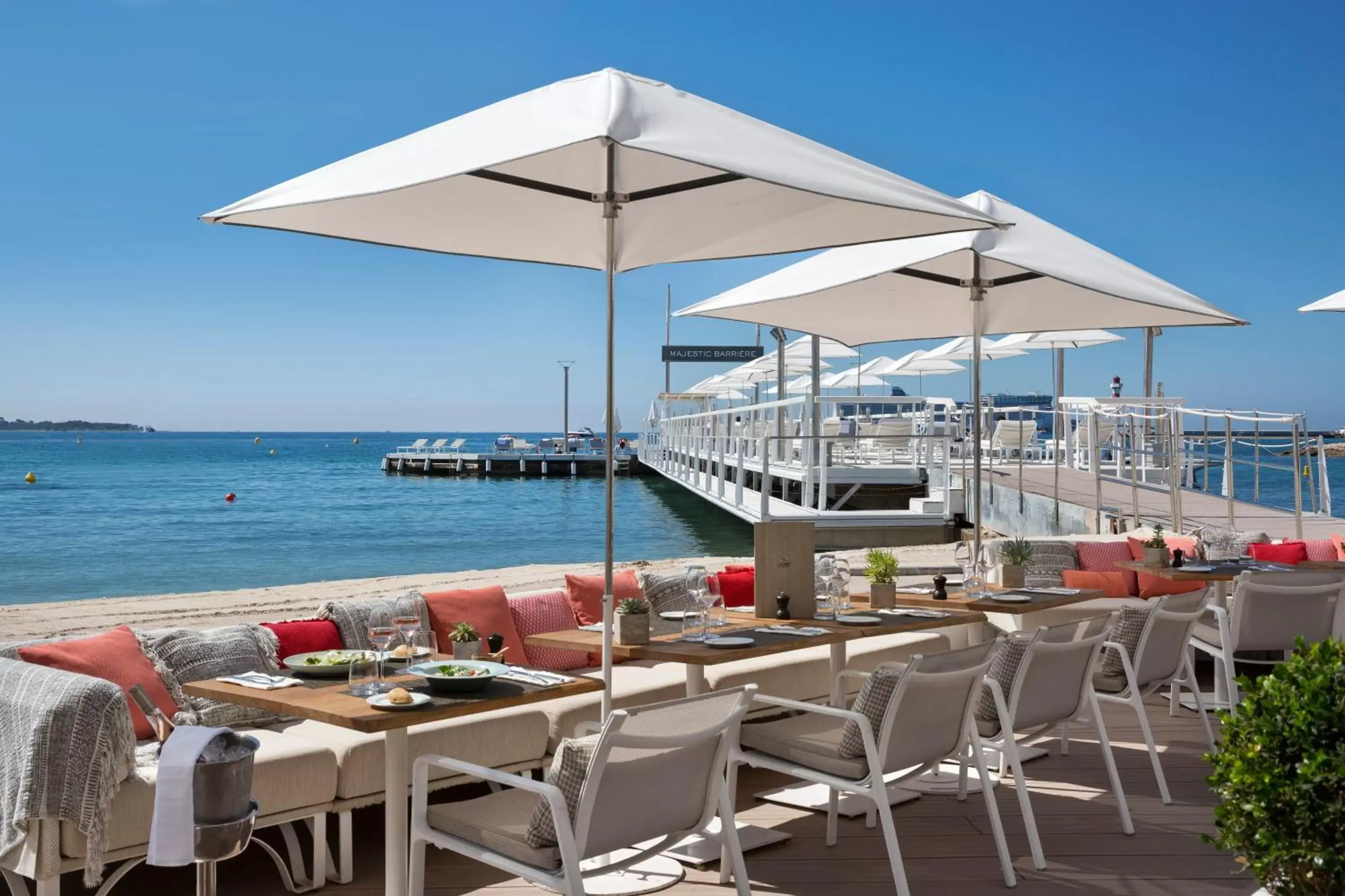 Beach, Restaurant/Places to Eat in Hôtel Barrière Le Majestic Cannes