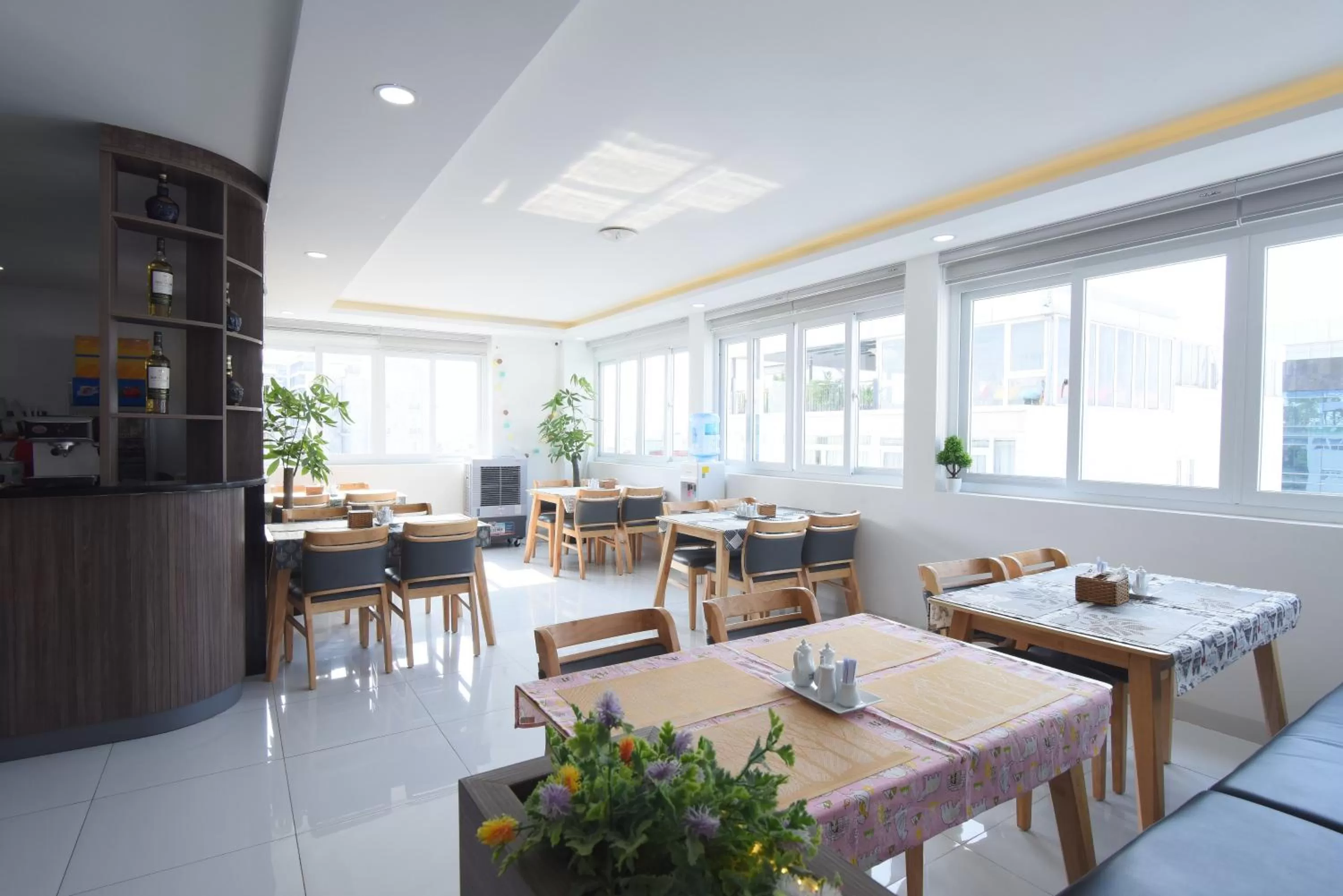 Restaurant/places to eat in Hera Hotel Airport