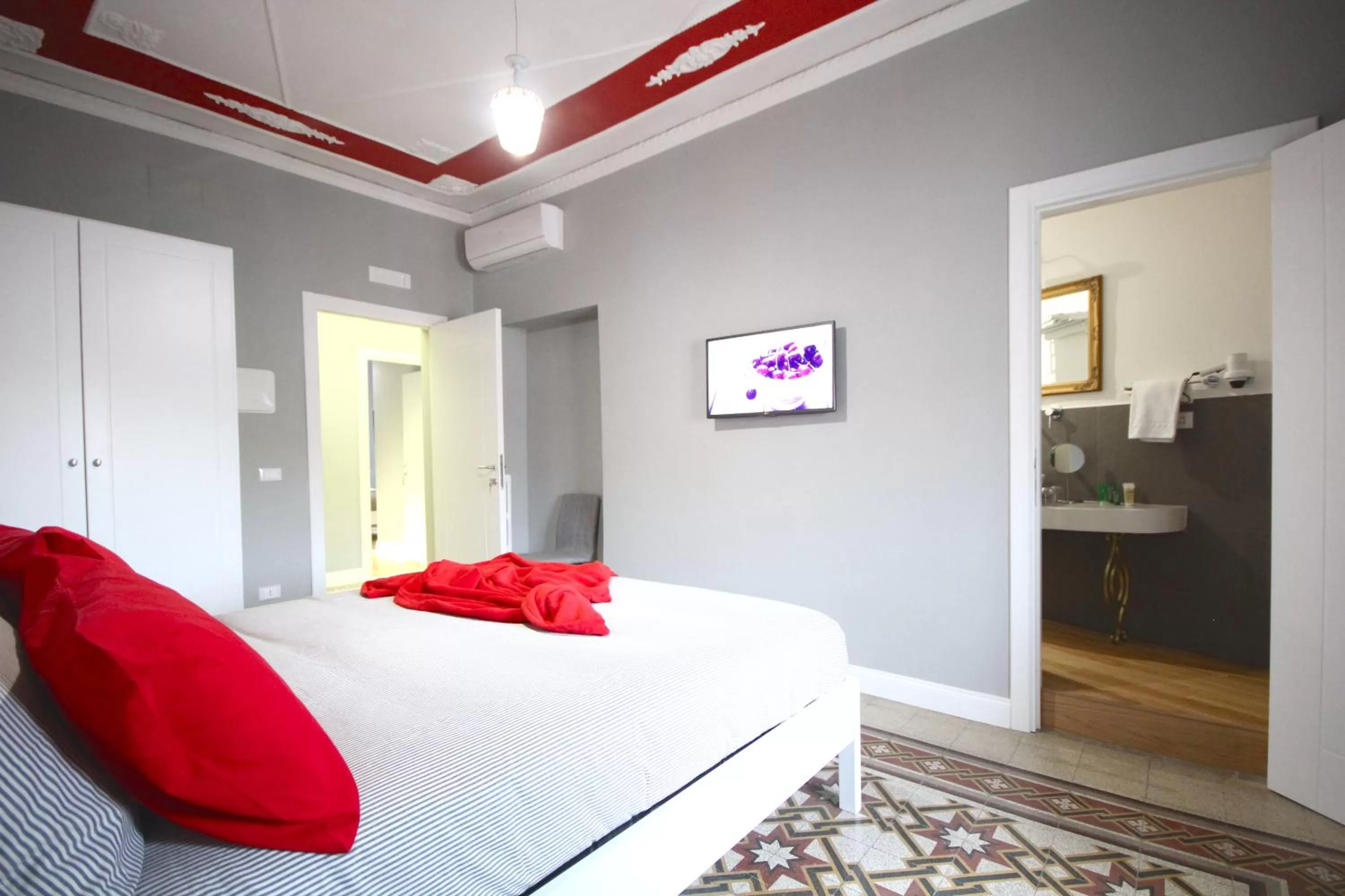 Bathroom, Bed in Room Inn Vatican