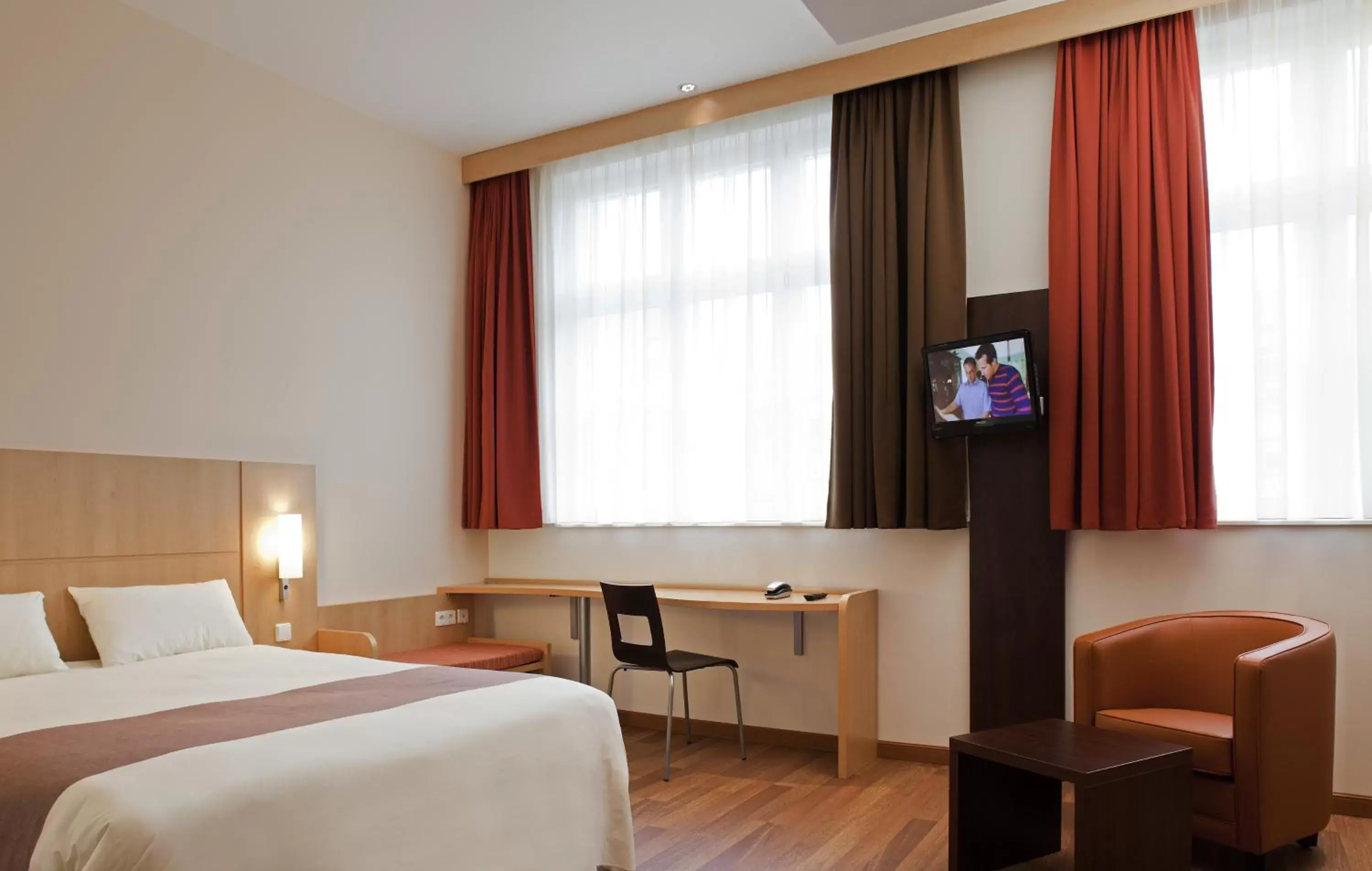 Photo of the whole room in ibis Karlsruhe Hauptbahnhof