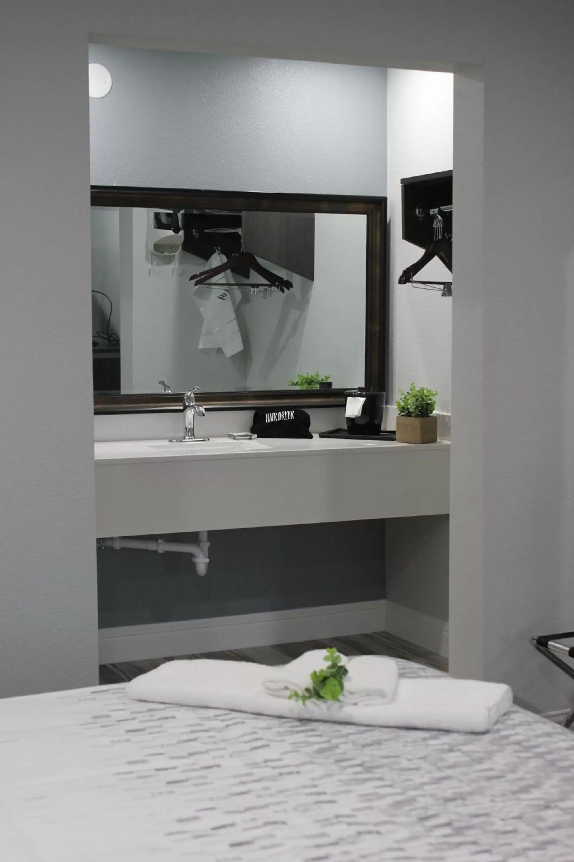 Bathroom, Bed in SureStay Hotel by Best Western Chowchilla Yosemite