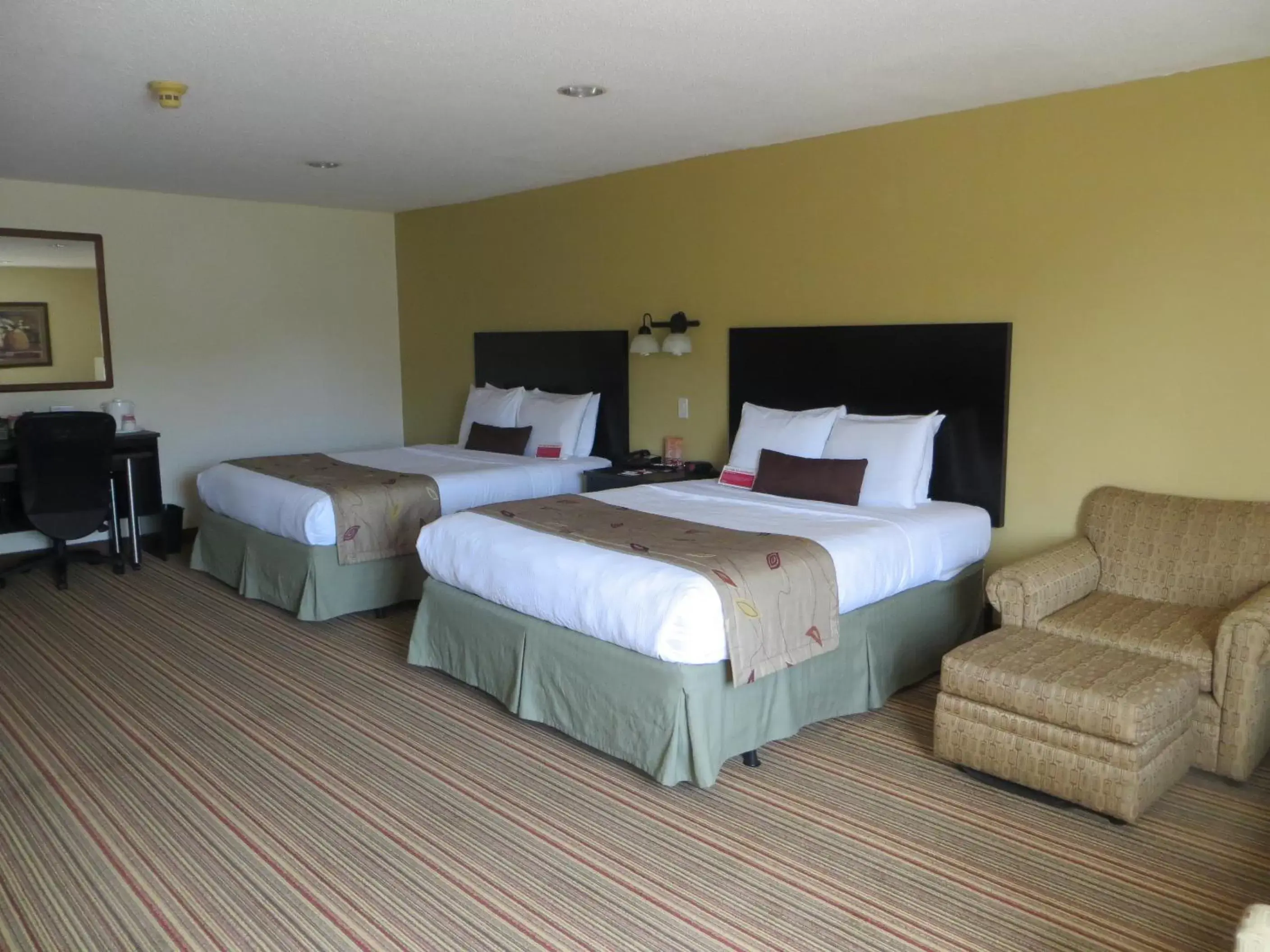 Bedroom, Bed in Ramada by Wyndham Wisconsin Dells