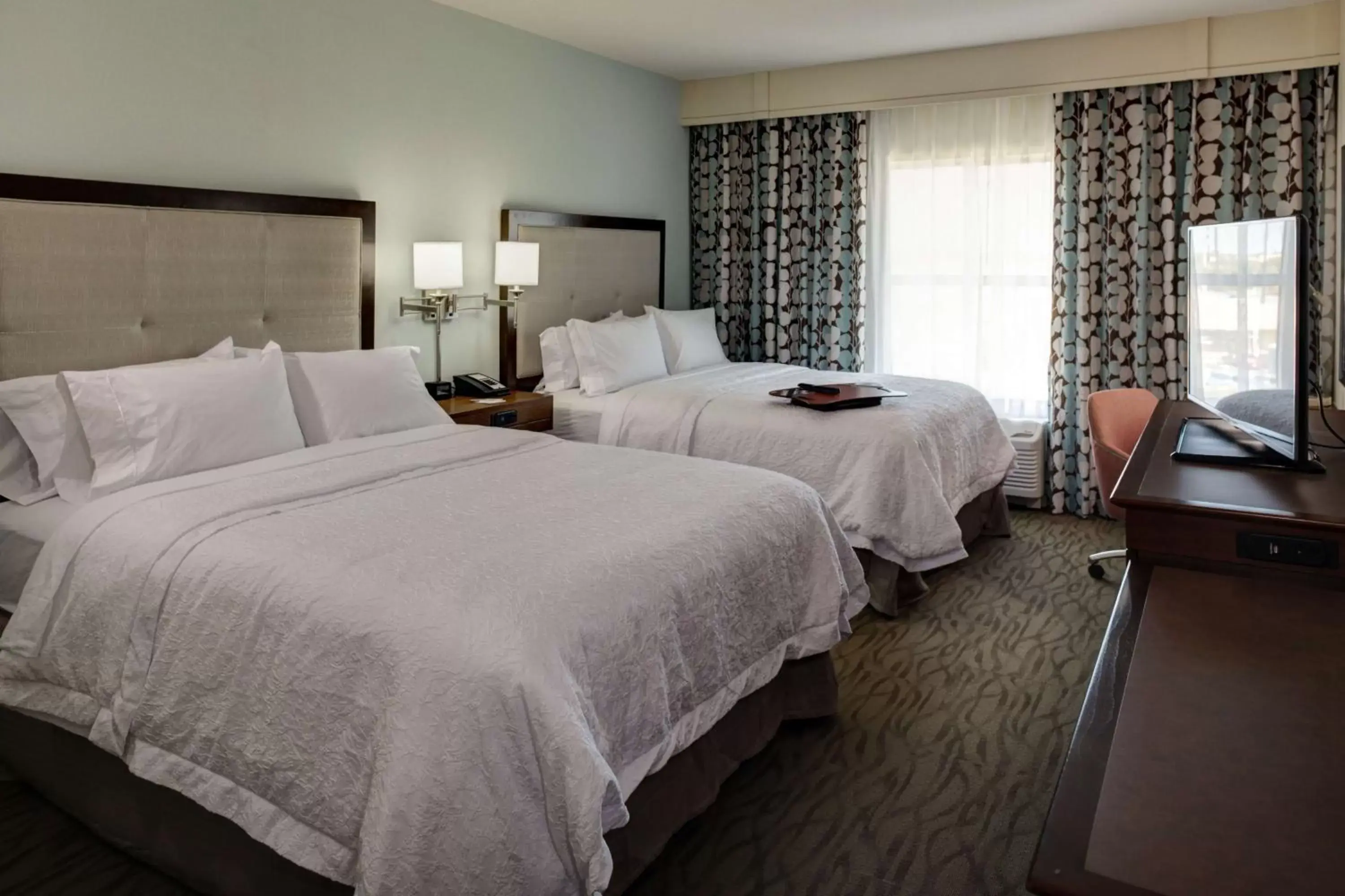 Bed in Hampton Inn and Suites by Hilton Vero Beach-Downtown