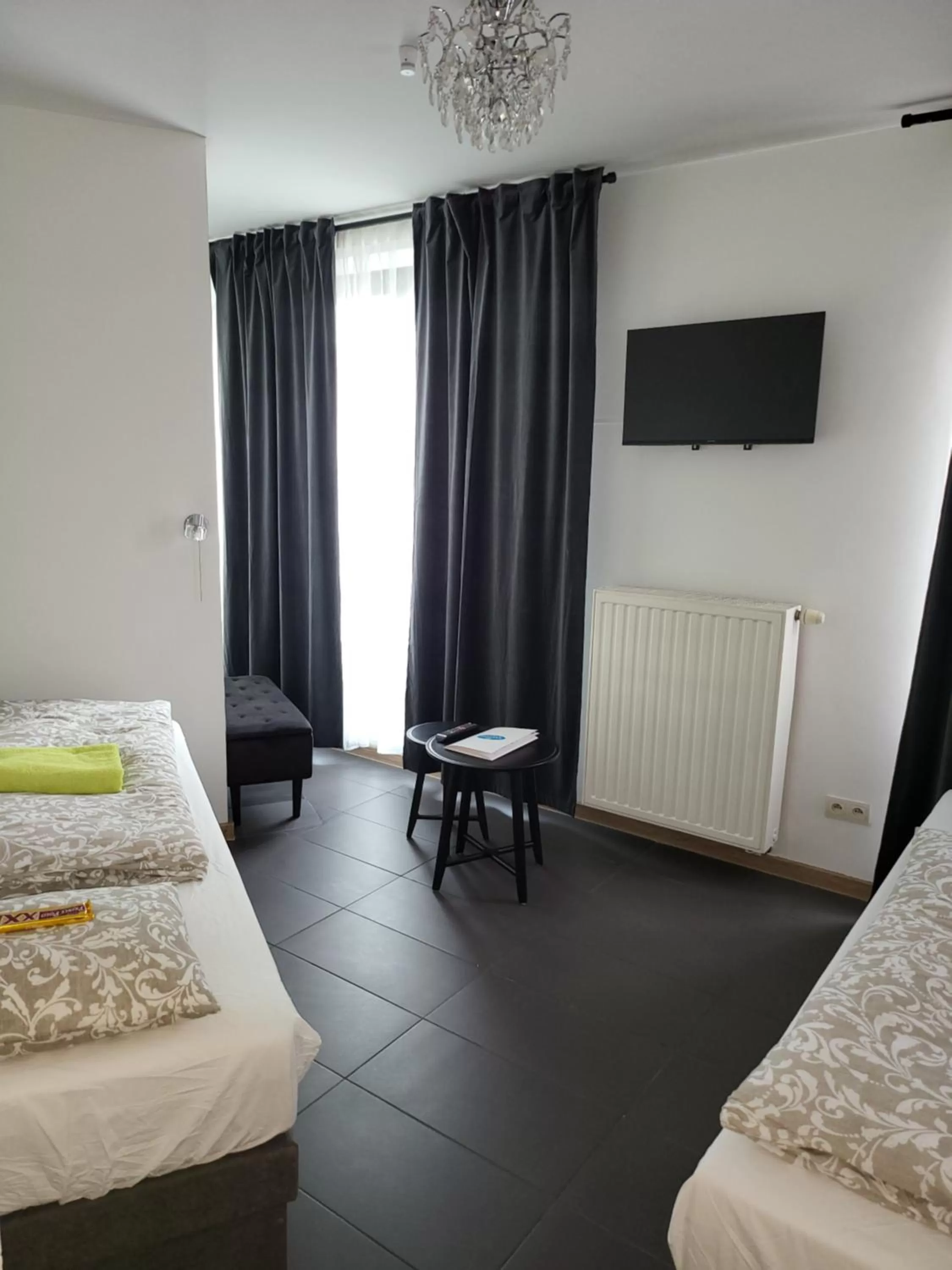 Bed, TV/Entertainment Center in Amber Hostel Szlak